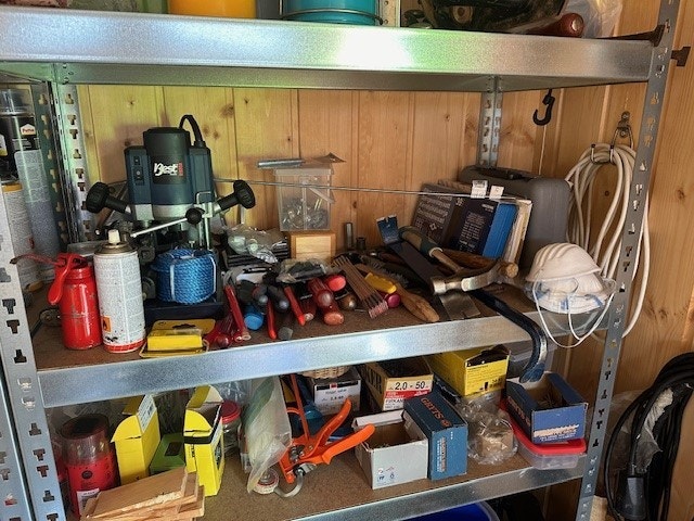 Diverse verktøy på hytta kan følge salget ved avtale. Selger tar forbehold om at noe verktøy muligens beholdes av selger selv. Galleribilde