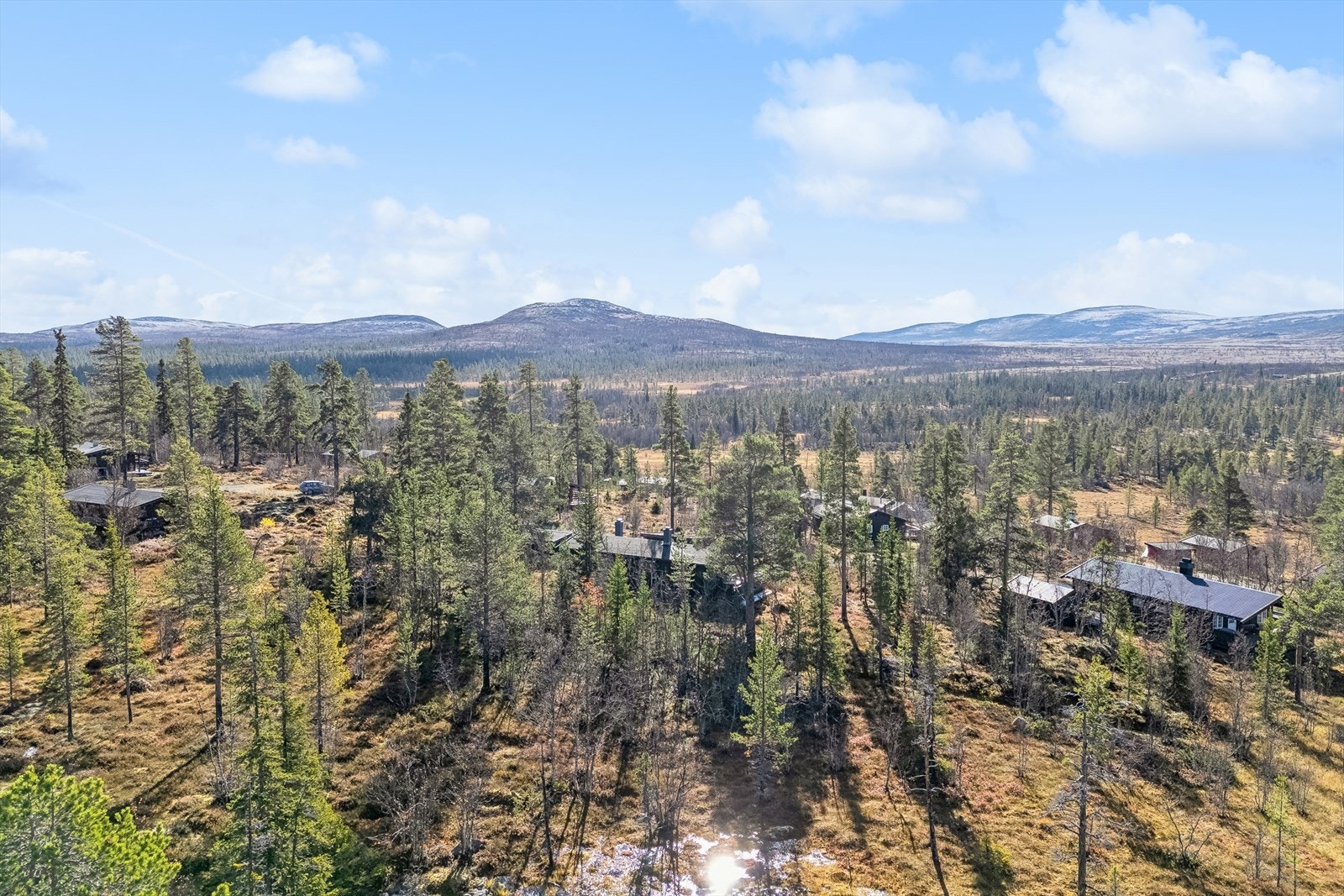 Hytta ligger i et flott område og har utsikt mot omkringliggende fjell og fine naturområder Galleribilde