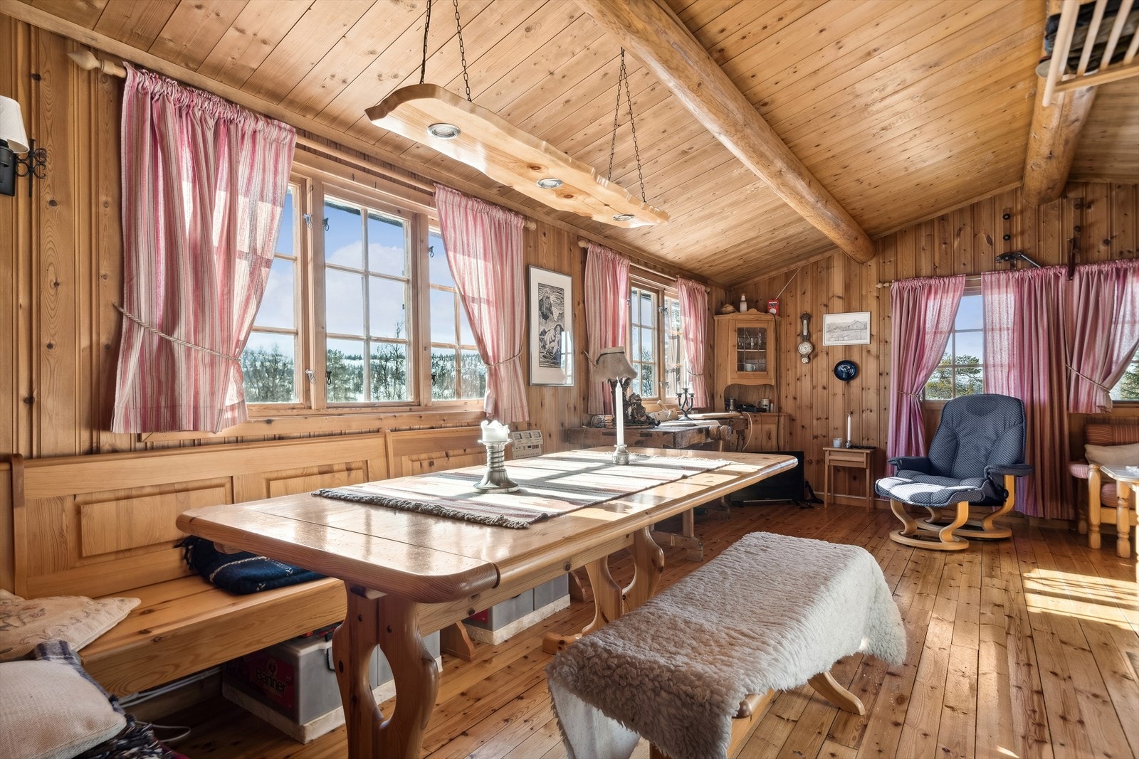 Spisegruppe med plassbygget benk Galleribilde