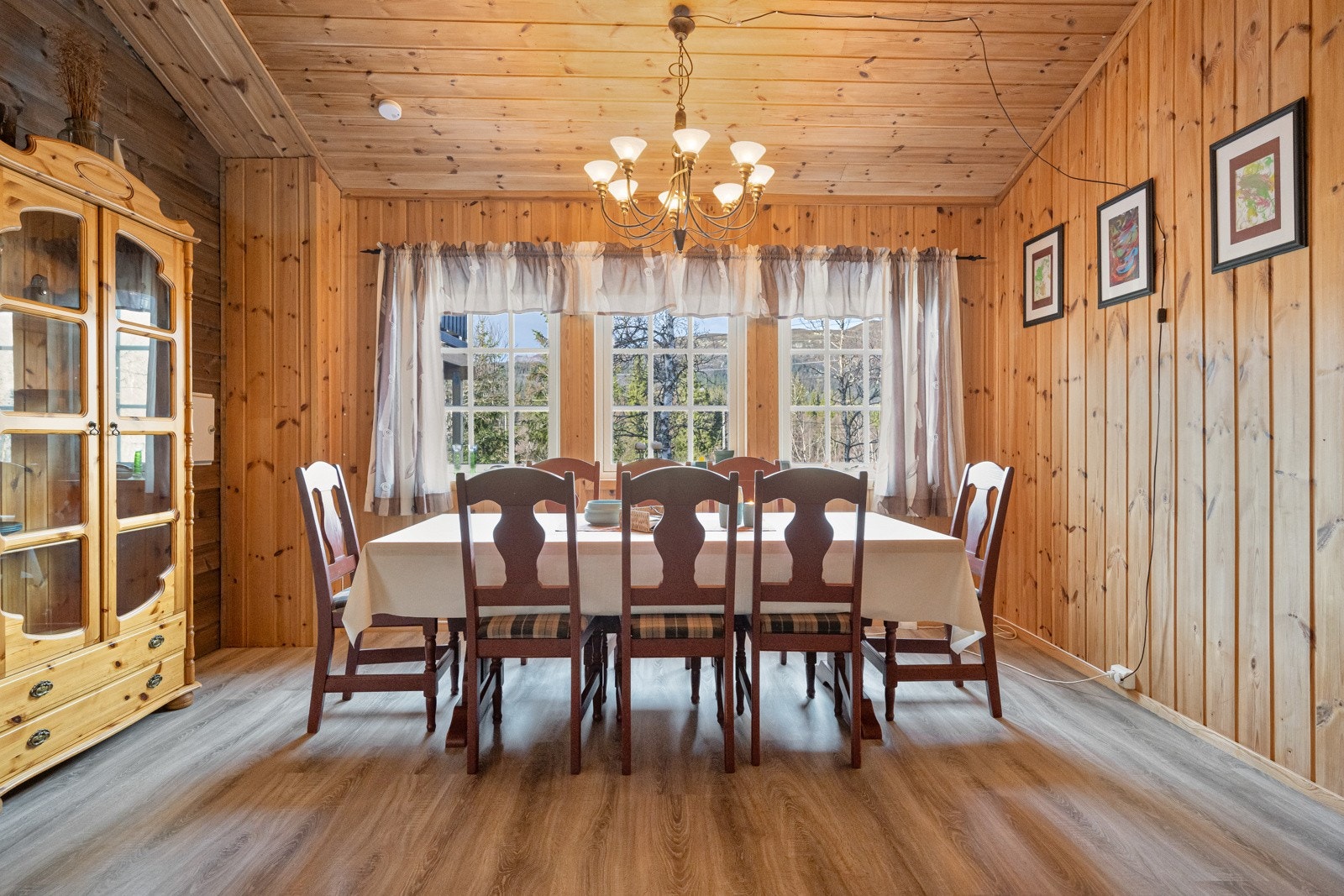 Romslig og lun stue med en åpen og fleksibel planløsning som gjør at du har plass til både et stort spisebord, komfortabel sofagruppe og koselige sitteplasser. Galleribilde