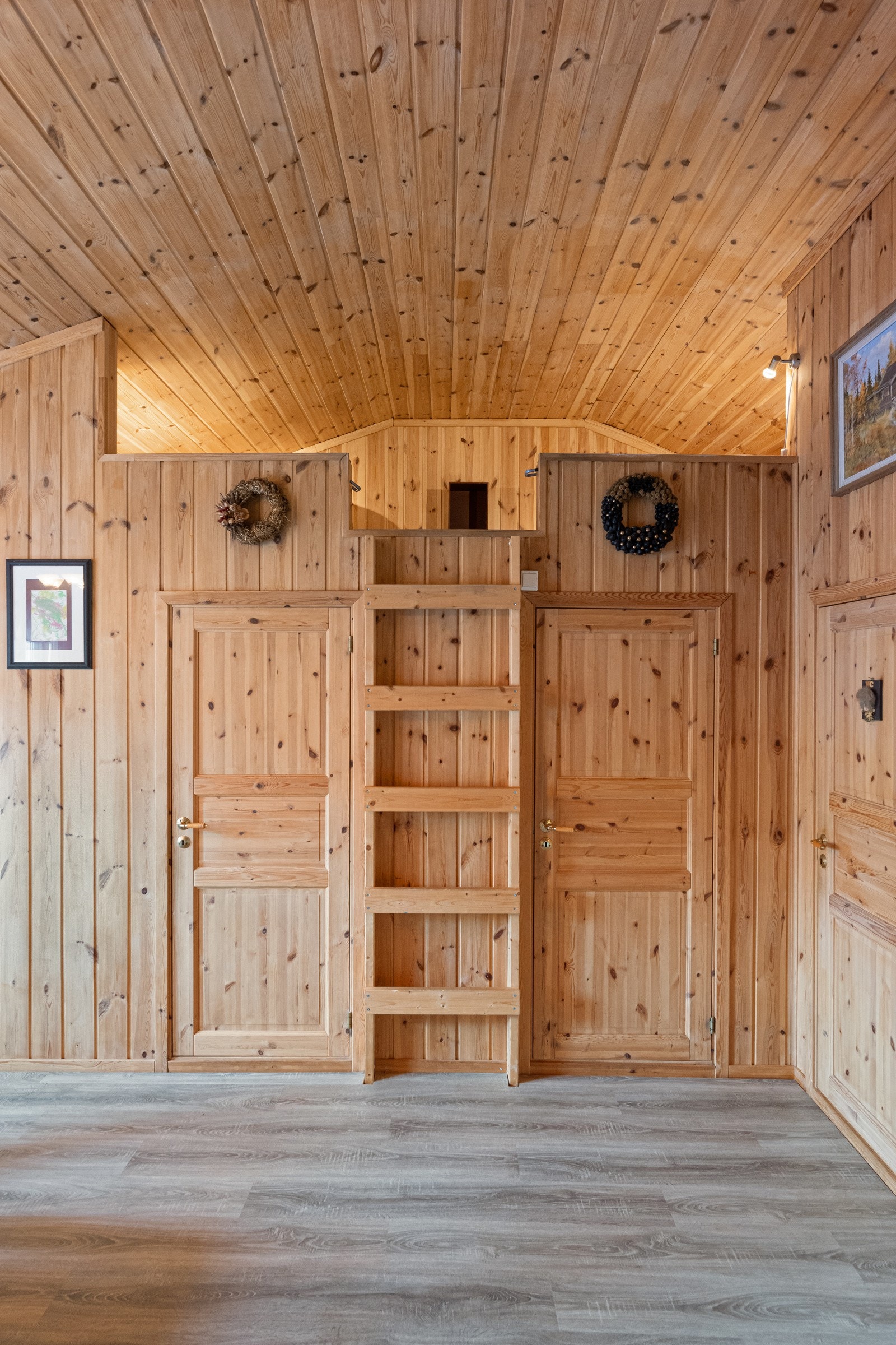 Trapp opp til hems Galleribilde