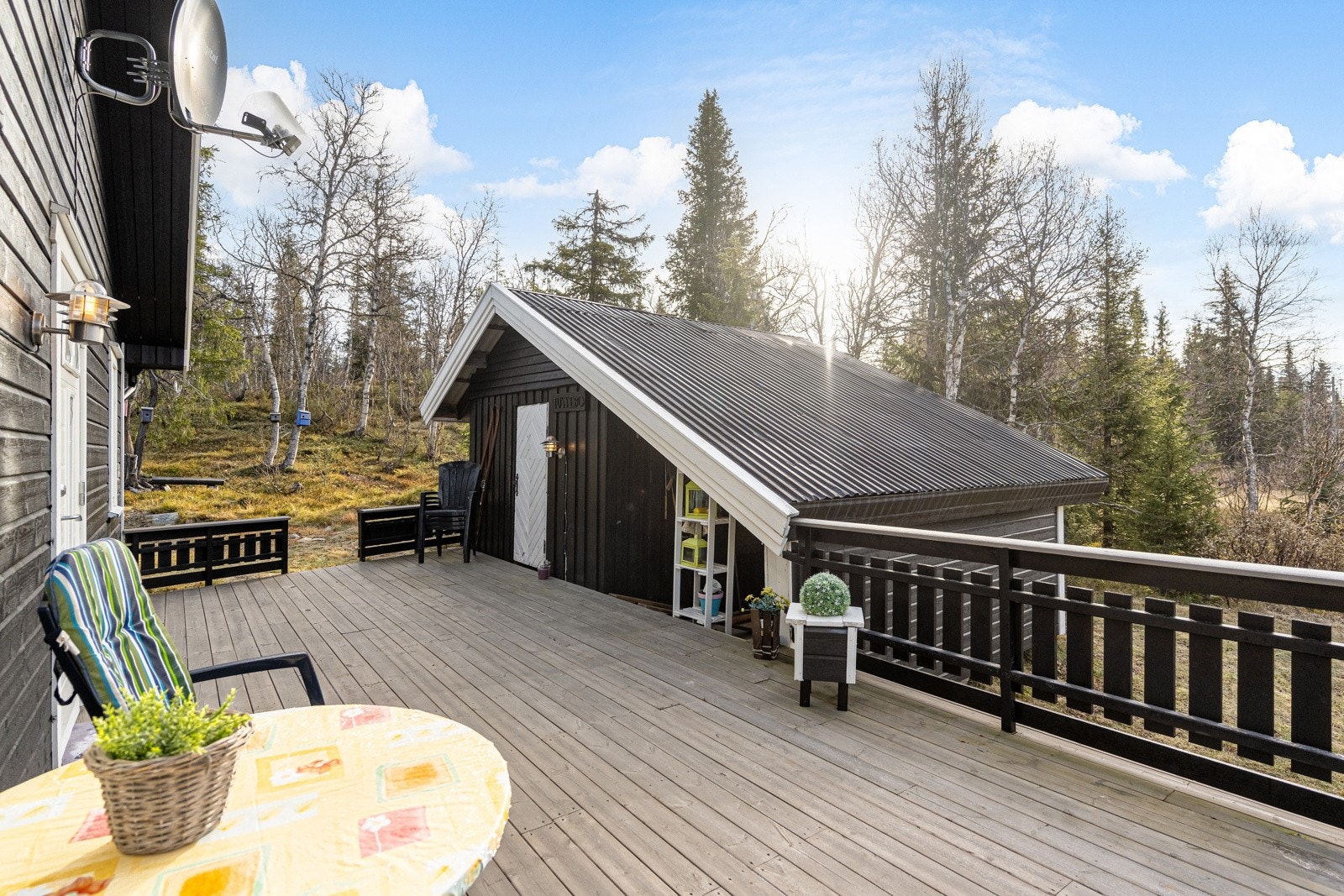 Praktisk uthus fra 2016 med bod/laggerom Galleribilde