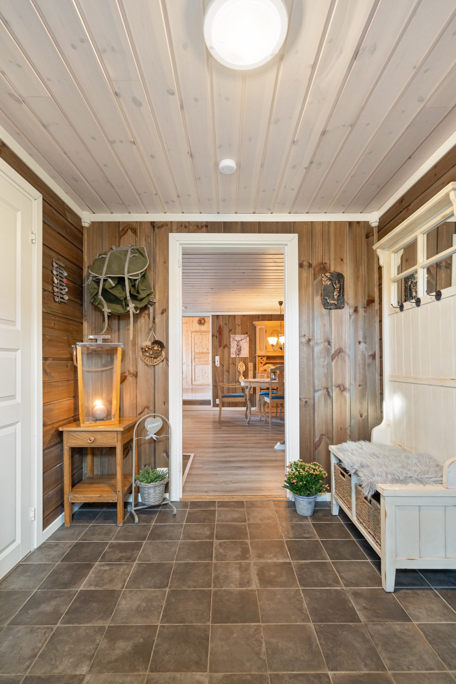 I gangen er det god plass til å henge fra seg yttertøy og sette fra seg sko. Her kan du også enkelt få plass til en praktisk kommode eller skap, som gir ekstra oppbevaring for utstyr og klær. Galleribilde