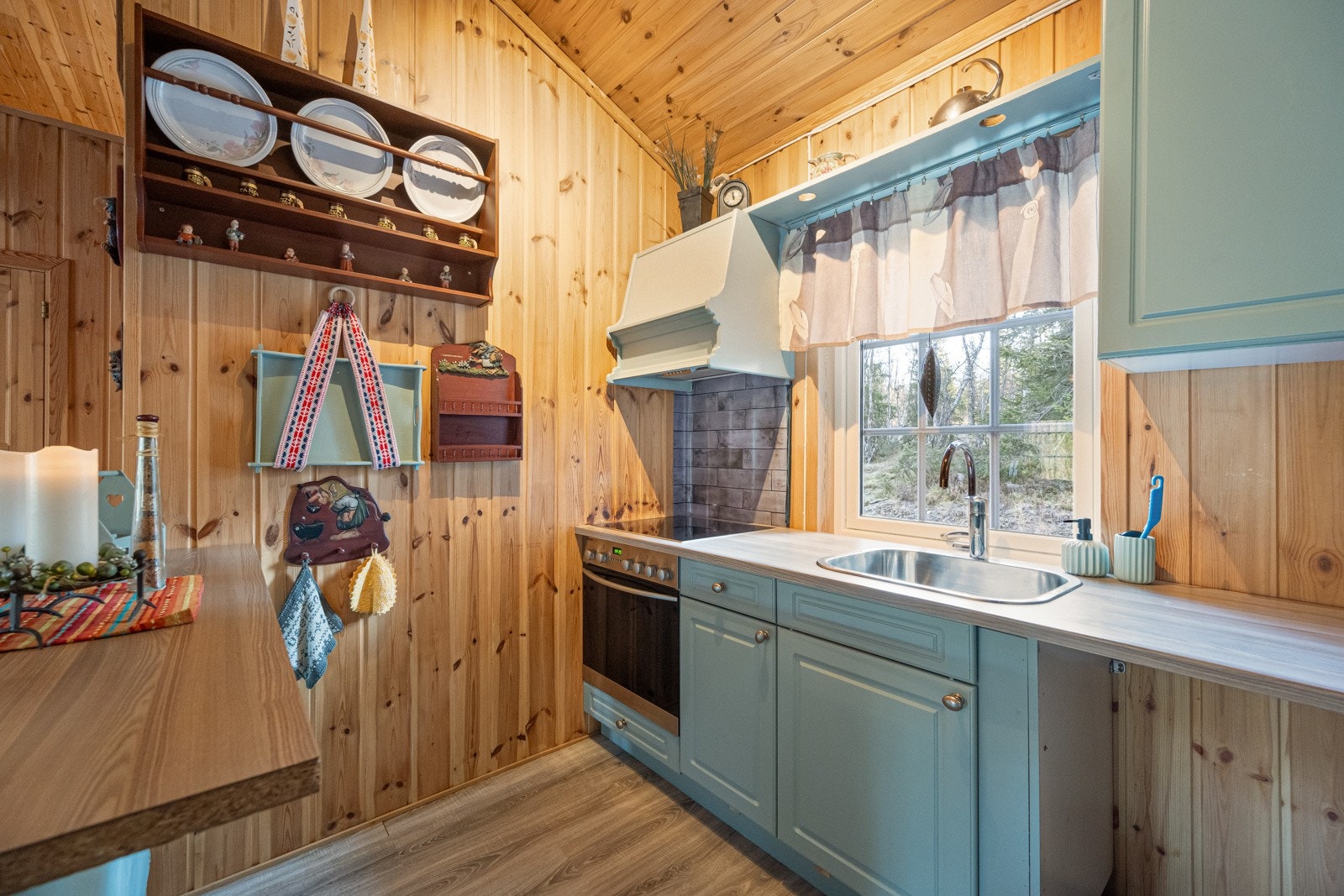 Koselig og funksjonelt kjøkken med en kjøkkeninnredning som er satt inn brukt fra 2006 Galleribilde