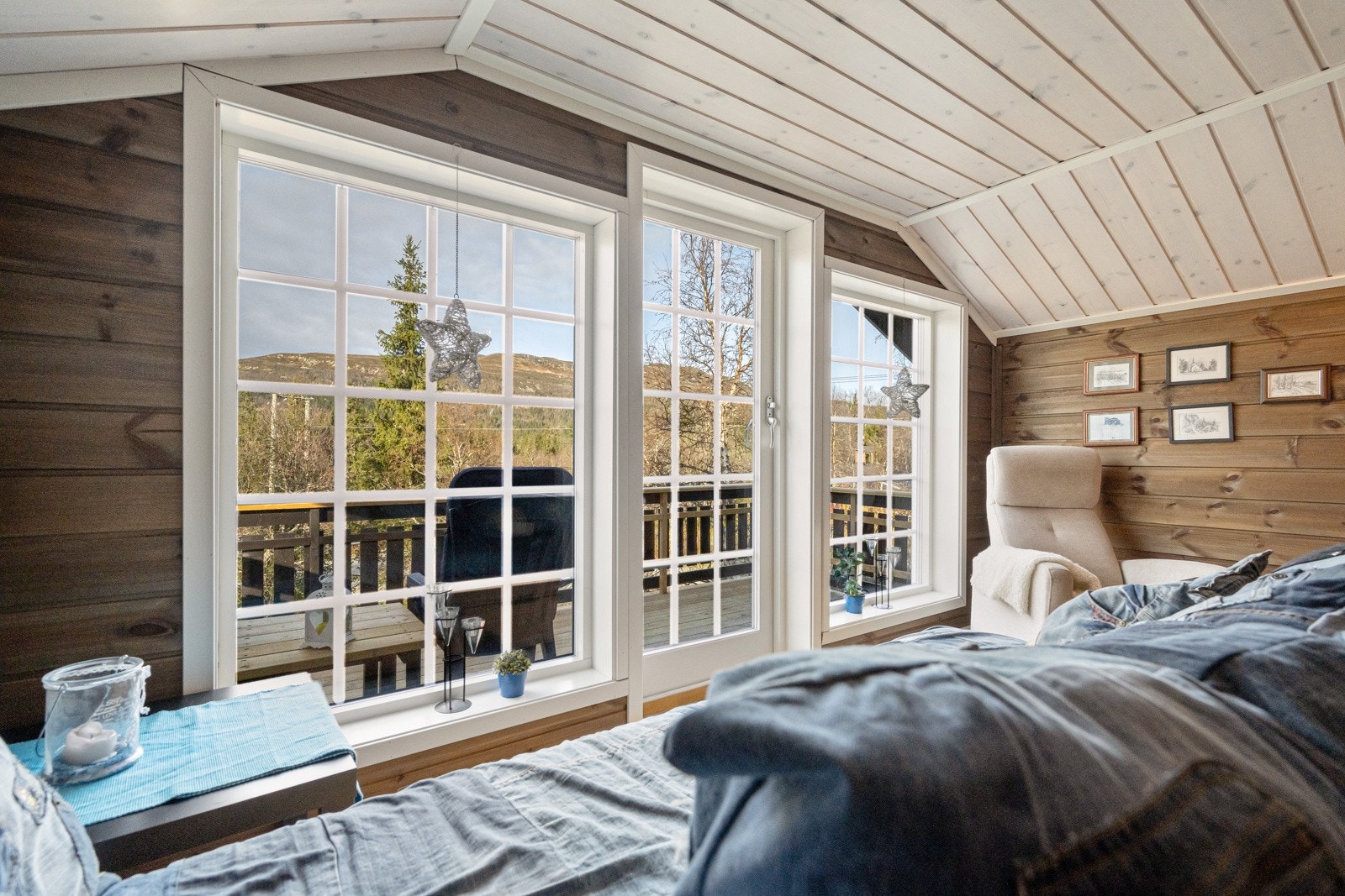 Loftstuen har også store vindusflater Galleribilde