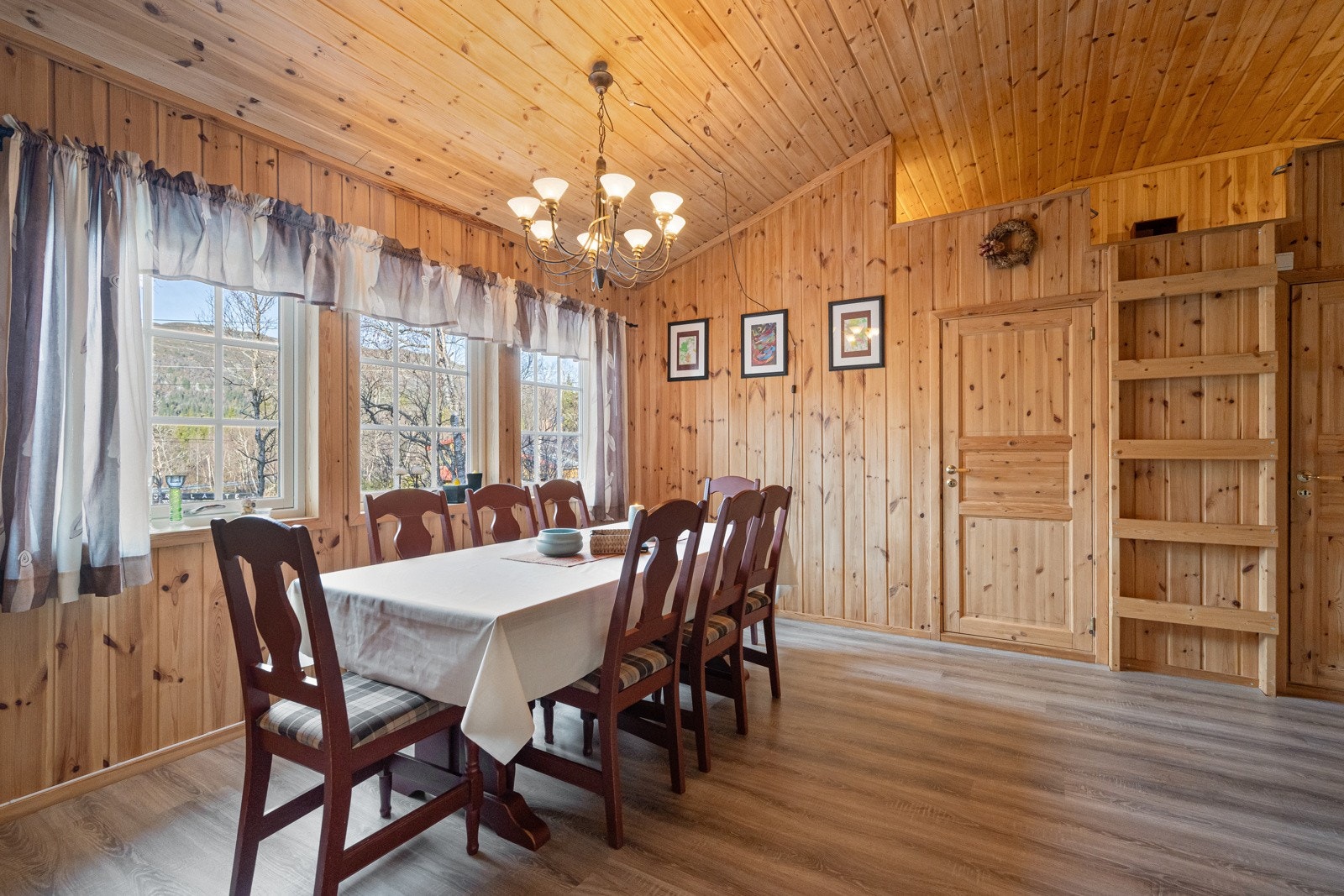 Fra kjøkkenet leder en stige opp til en sjarmerende hems Galleribilde