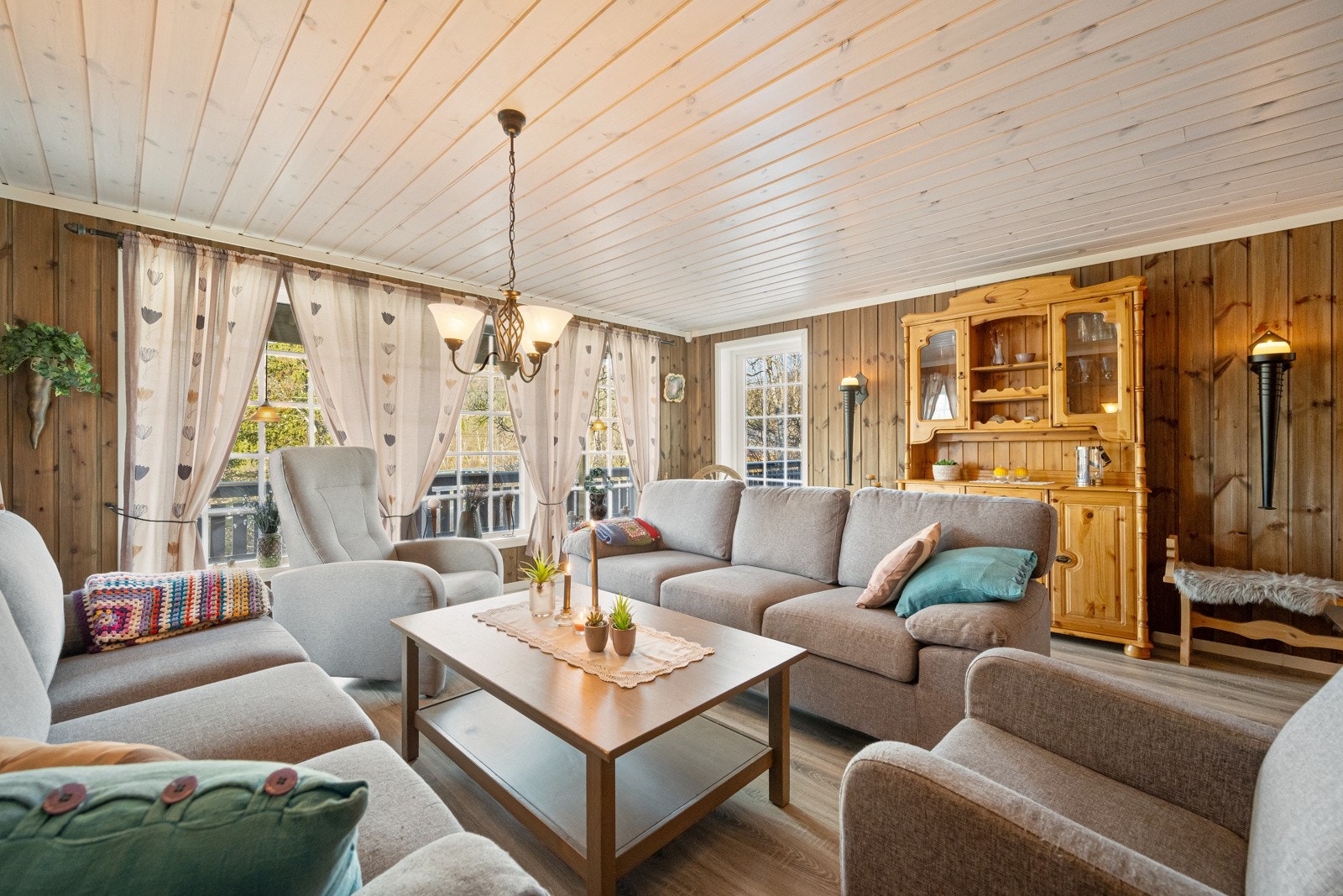 Dette er et perfekt samlingspunkt for hele familien, der man kan nyte lange måltider, spille kort eller bare slappe av med en god bok. Galleribilde