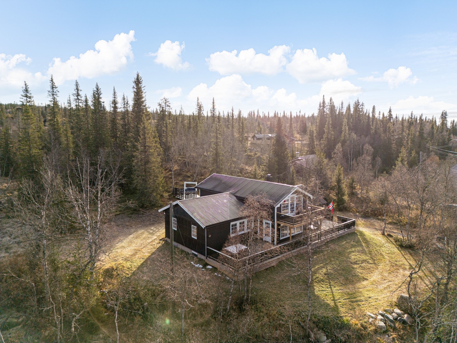 Dette er en romslig og koselig hytte, med fin utsikt mot elva og fjellet Galleribilde