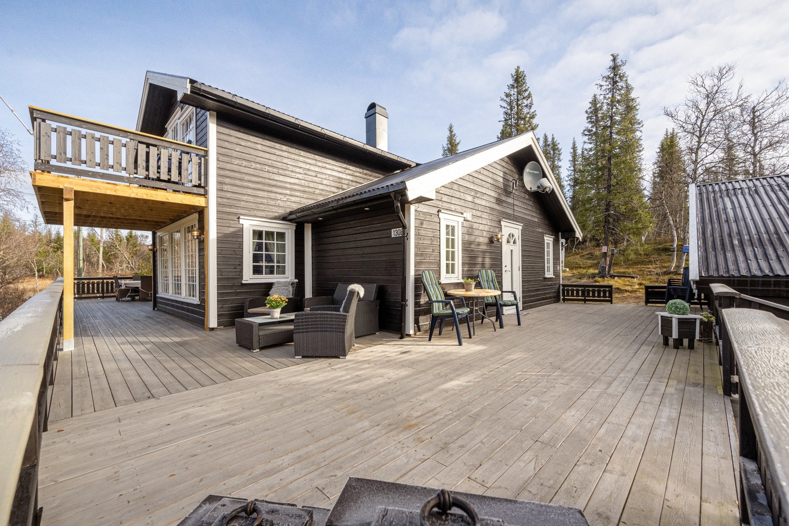 Terrassen som strekker seg rundt to vegger, er det rikelig med plass til utemøbler, grilling og solfylte dager Galleribilde