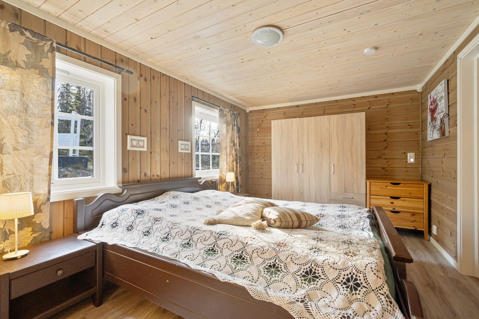 Hytta har 4 gode soverom, ene på loftsstuen Galleribilde