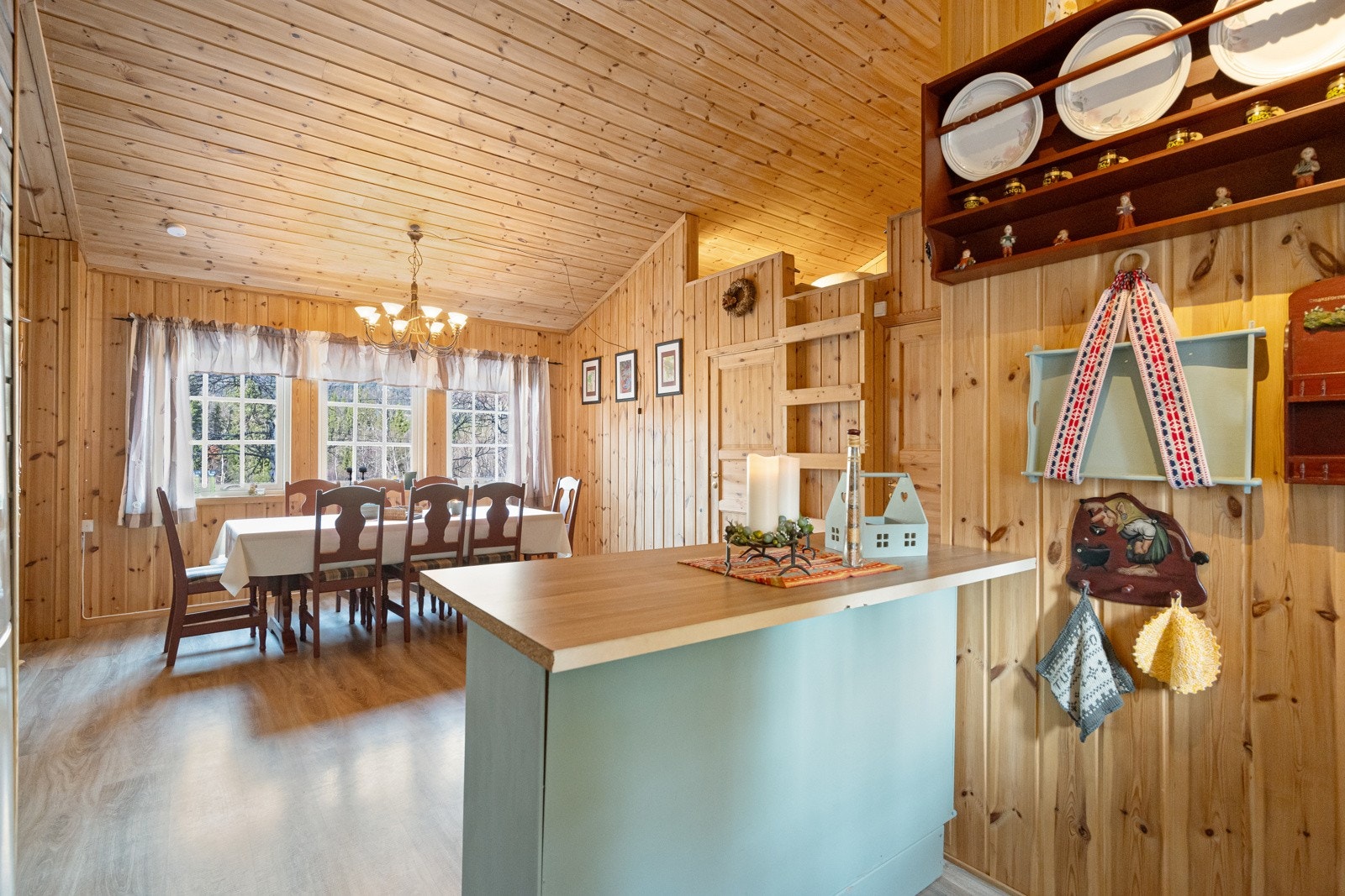 Praktisk halvøy gir ekstra benkeplass Galleribilde