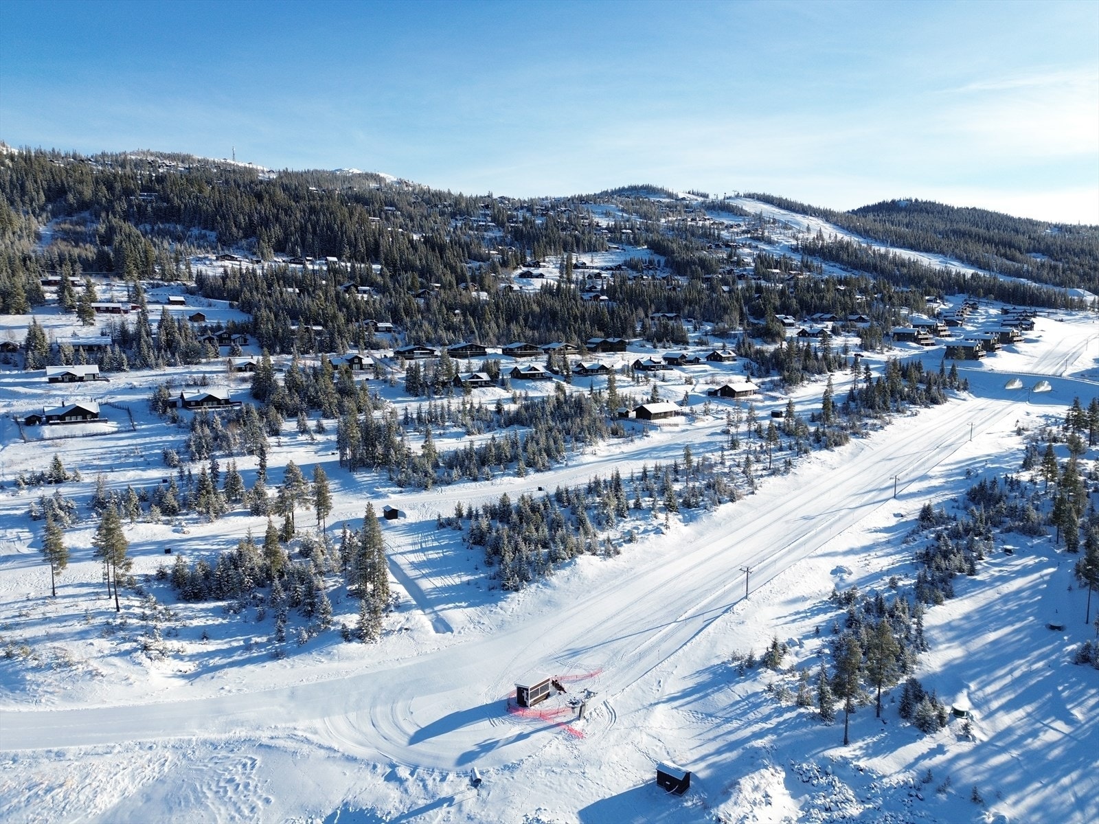Ski inn i den nye skibakken vest for eiendommen og beliggenheten er nær "alle" Nesfjellets fasiliteter og tilbud like utenfor hytteveggen. Galleribilde