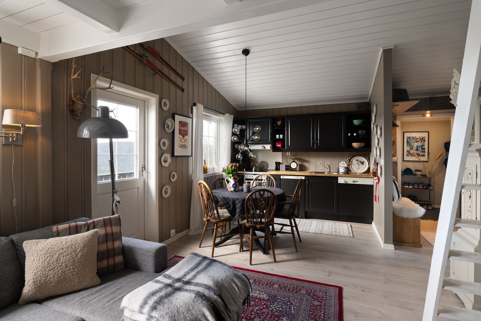 Åpen og sosial løsning mellom stue og kjøkken. Dør ut til den store terrassen. Galleribilde