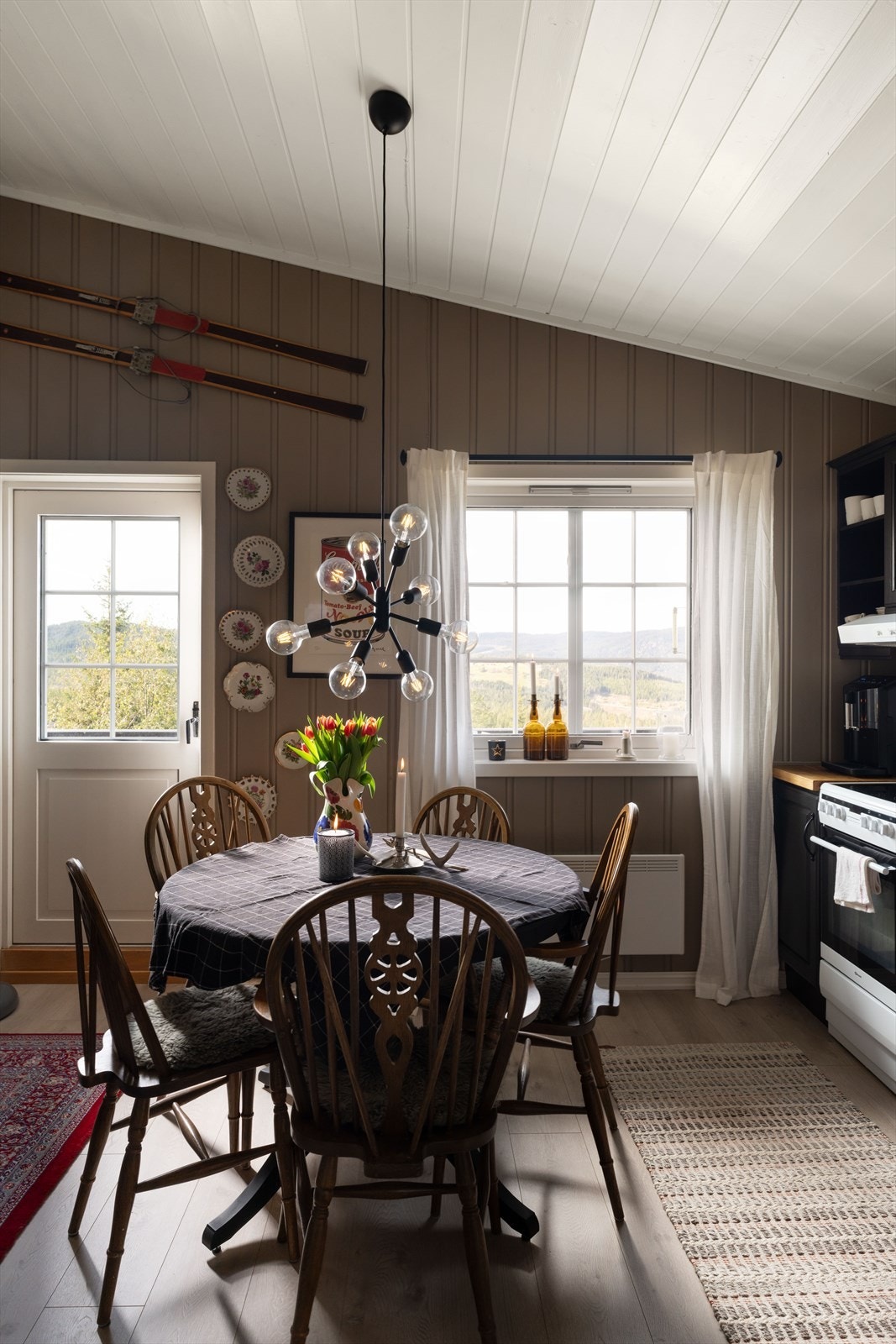 Rommet har luftig takhøyde med hvitmalt himling som gir en god romfølelse. Galleribilde