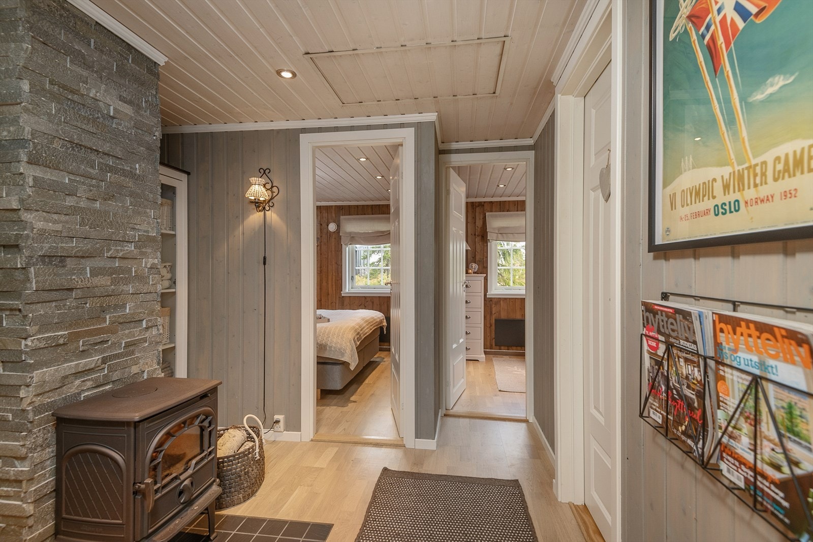 Bilde fra soveromsgangen innenfor kjøkkenet. Her er det adkomst til 2 soverom og til badet. Galleribilde