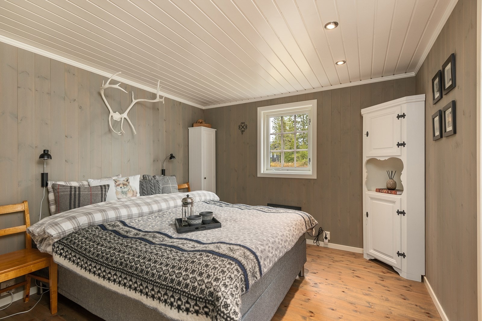 Soverom 3 er innredet med dobbeltseng. Plass til skap for oppbevaring. Veggene er her beiset i en delikat gråtone. Galleribilde