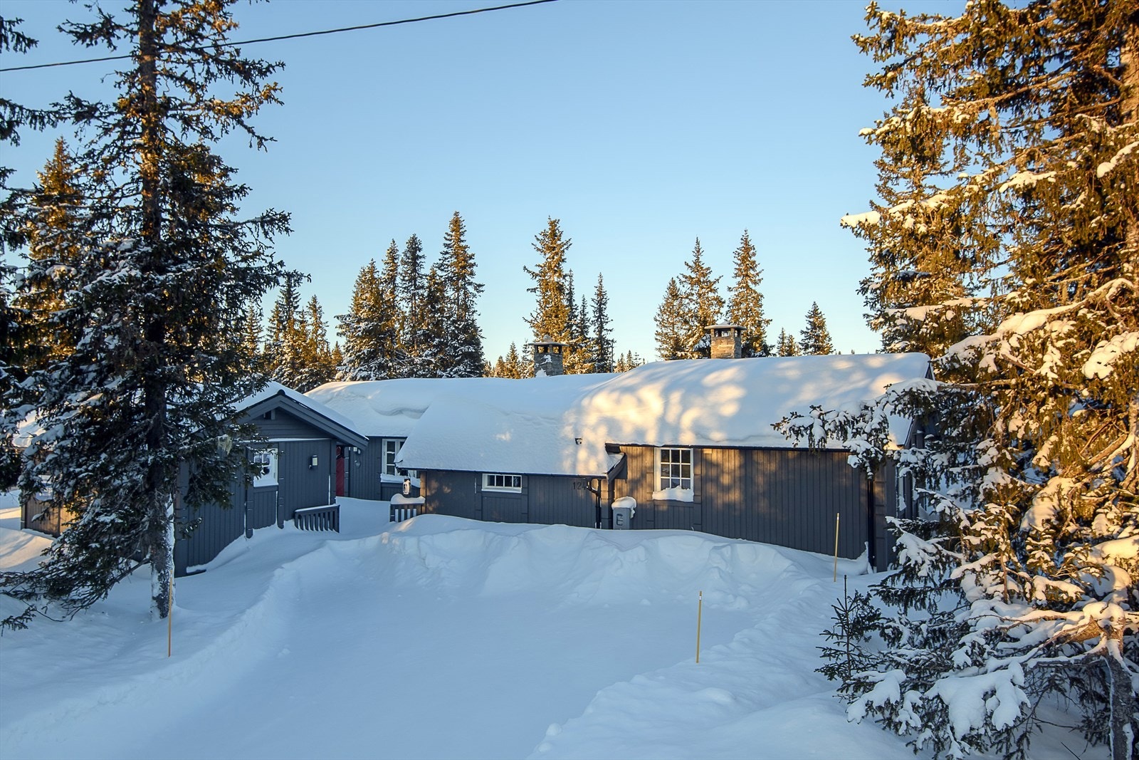 Hytta og uthuset er knyttet sammen med terrasse/platting. Dette gjør bruken av eiendommen funksjonell og praktisk. Galleribilde