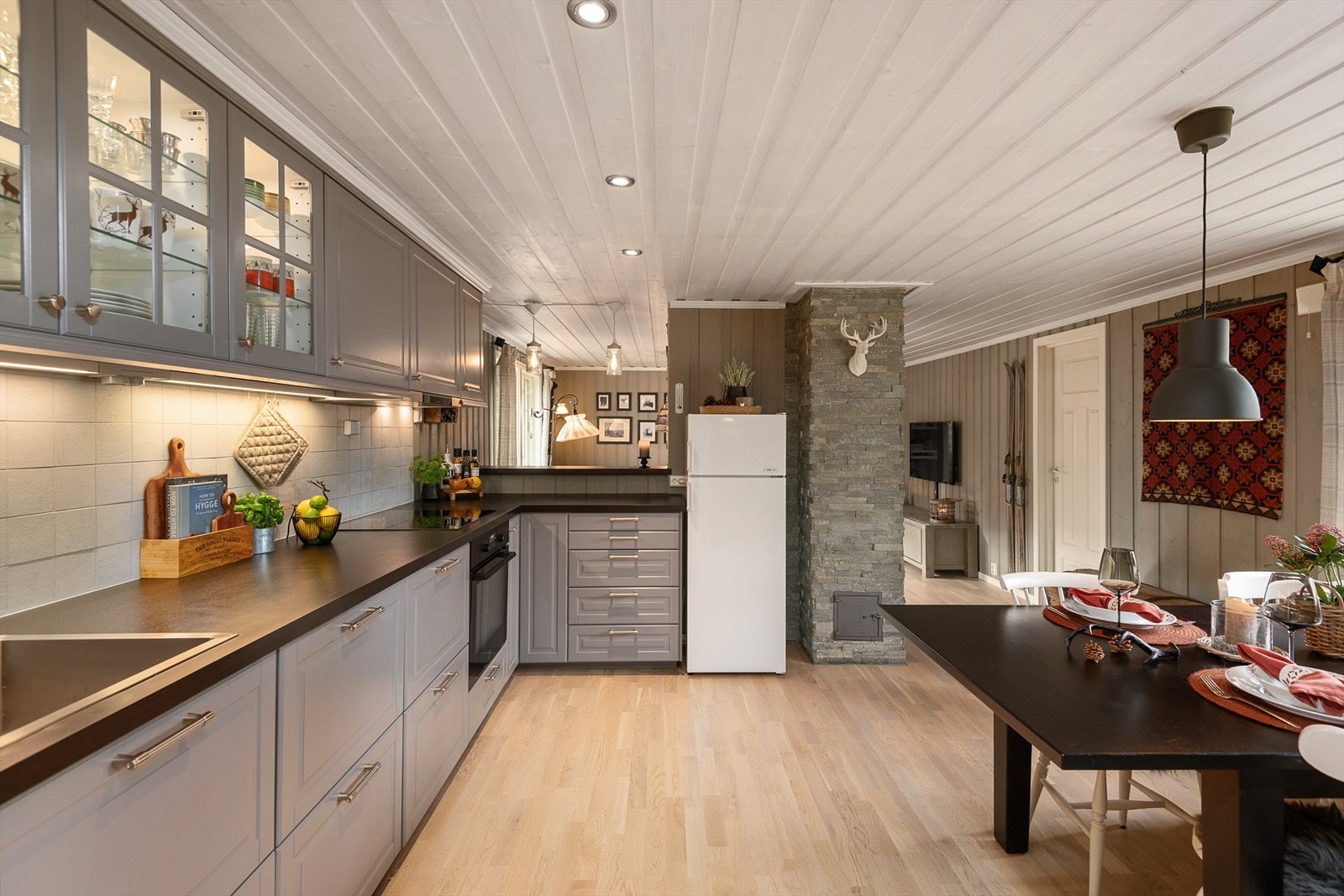 Kjøkkenet i hytta er romslig og et naturlig samlingspunkt. God plass til spsiesbordet. Galleribilde