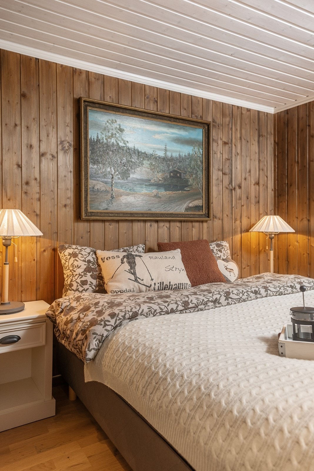 Lunt og koselig på soverommet med vegger som er beiset i en tidsriktig bruntone. Galleribilde