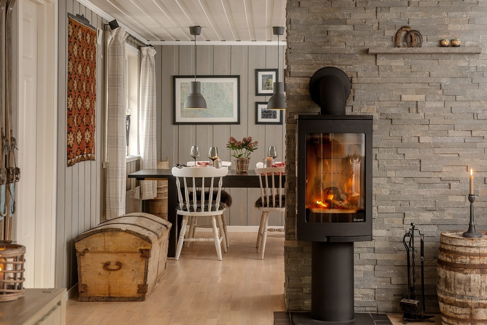 Peisovnen varmer god og bidrar til den rette hyttestemningen. I tillegg varmes hytta opp med elektrisk fyring. Galleribilde