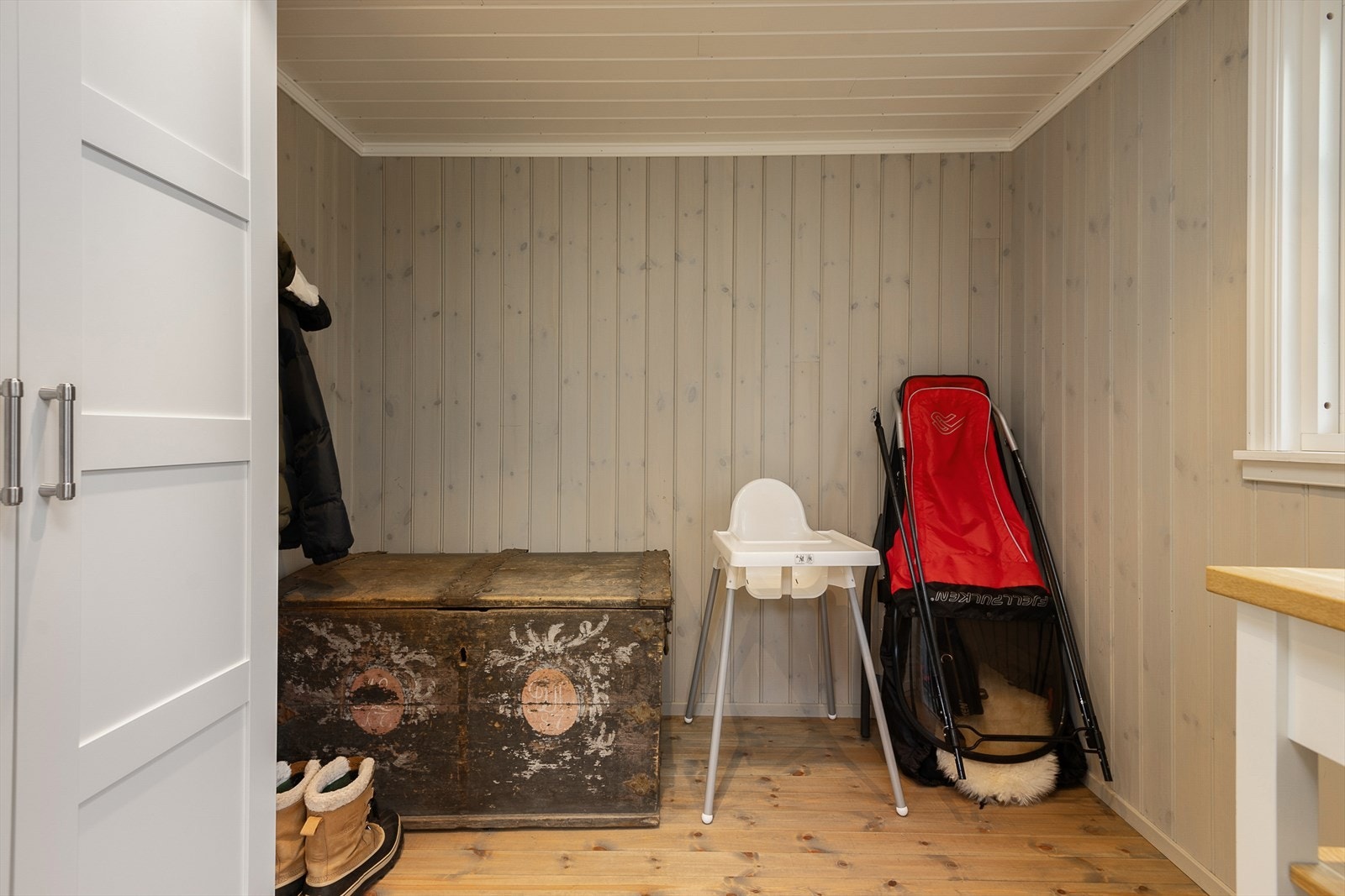 Romslig bod med dør inn fra terrassen.God og praktisk plass for oppbevaring. Galleribilde