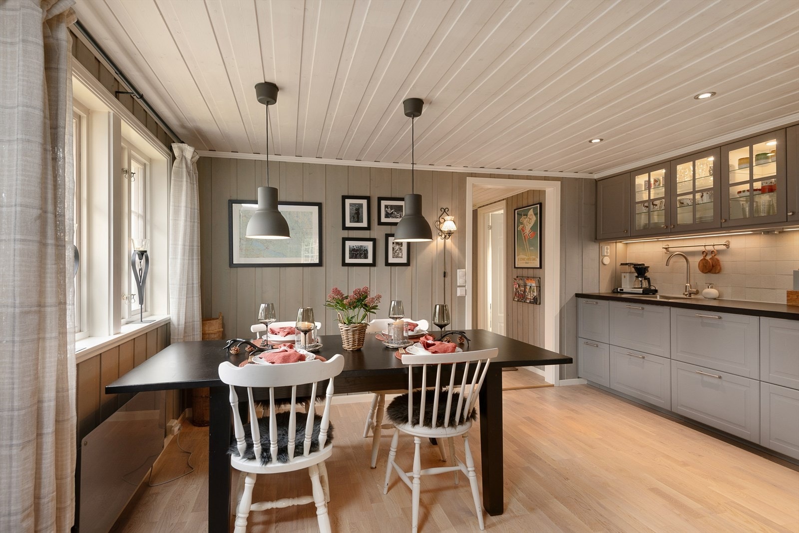 Velkommen til bords! Det kommer fint lys inn i rommet og over spisebordet gjennom vinduene. Galleribilde