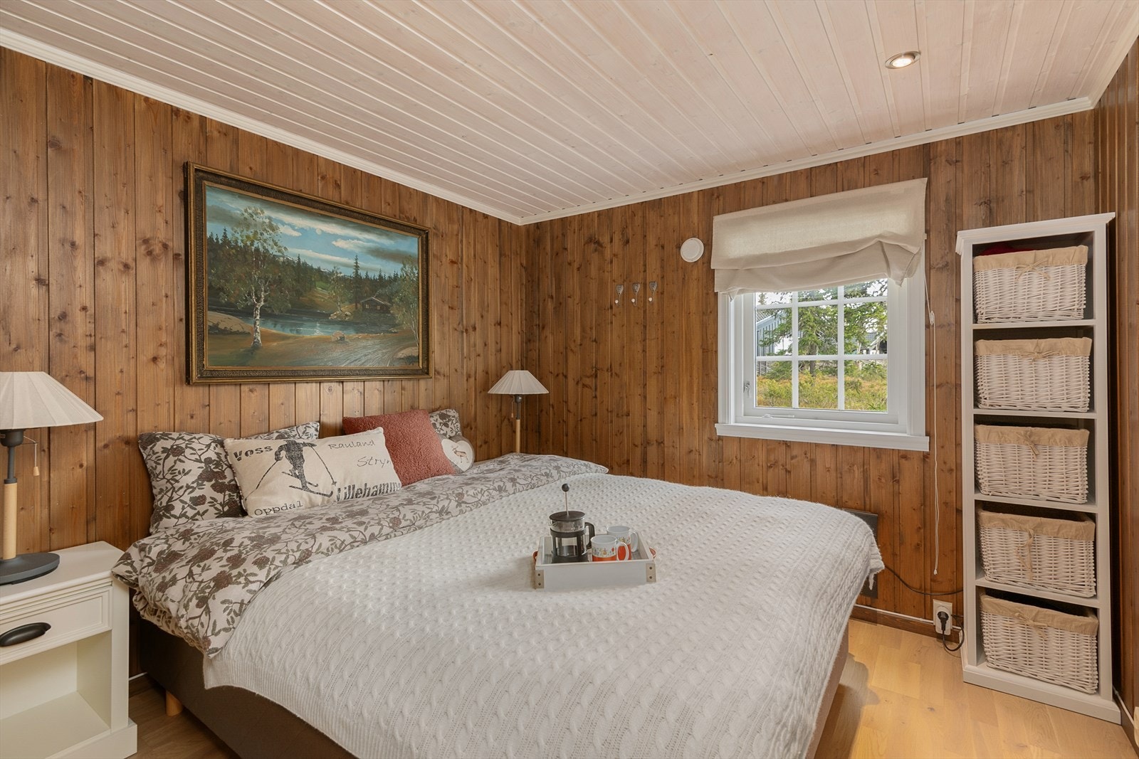 Soverom 1 er innredet med dobbeltseng. Plass til oppbevaringsmøbel. Galleribilde