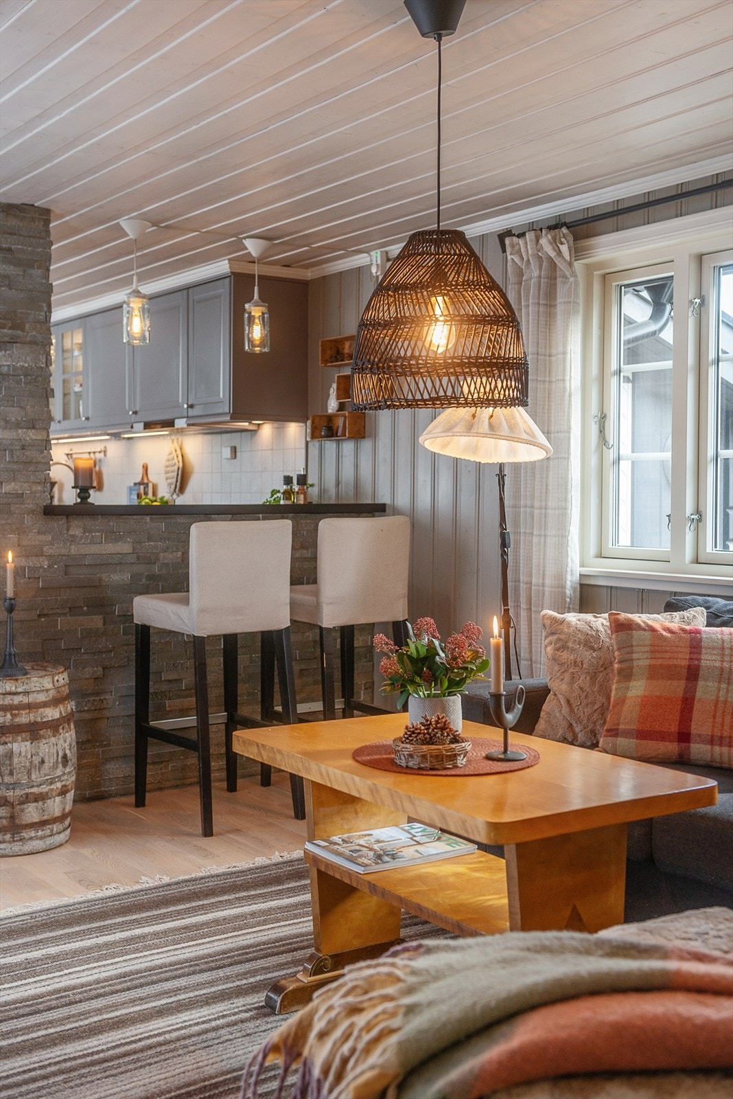 Stue og kjøkken ligger i en delvis åpen løsning. Galleribilde