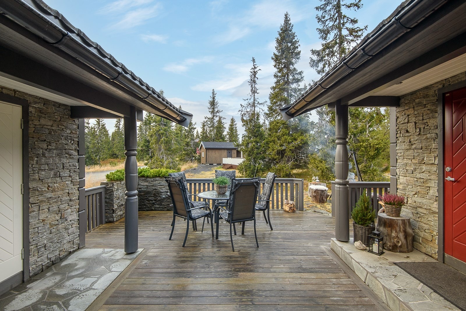 Hytta og uthuset er knyttet sammen med terrasse/platting. Dette gjør bruken av eiendommen funksjonell og praktisk. Galleribilde