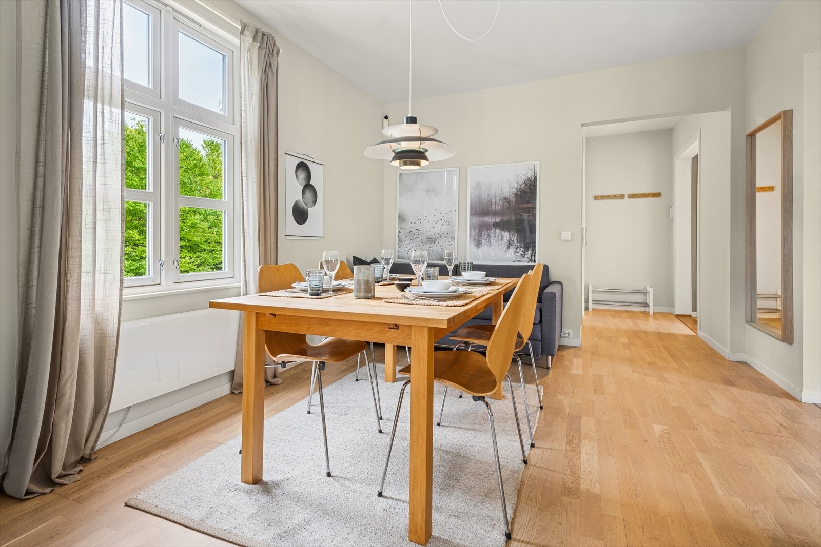 Spisestuen har en åpen og luftig løsning både mot stue og kjøkken, og byr på god plass til langbord - ideelt for hyggelige måltider med familie og venner. Galleribilde