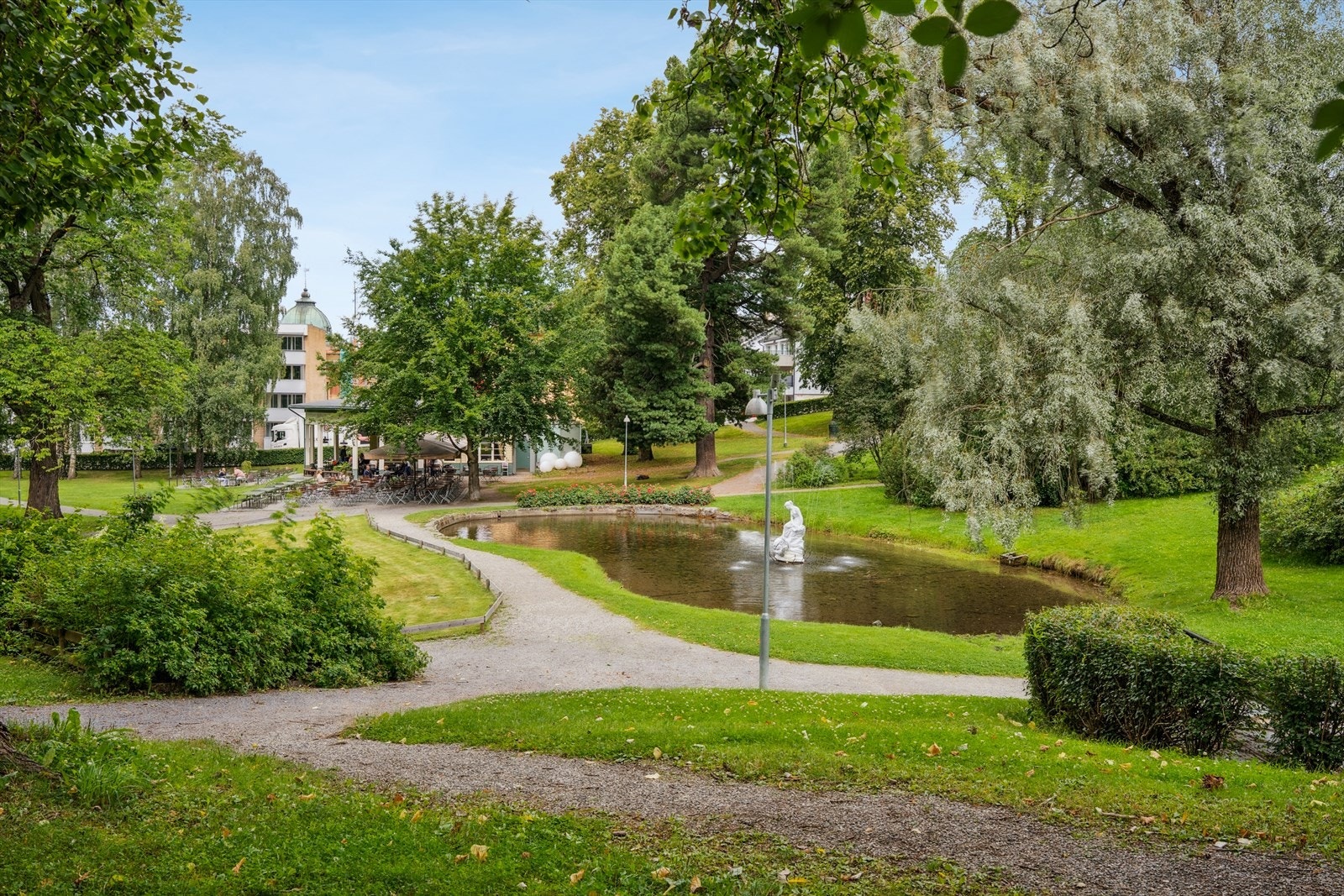 Vakre Søndre Park ligger som nærmeste nabo. I byplanen fra 1827 var Søndre Park opprinnelig regulert som torg og handelsområde, Galleribilde