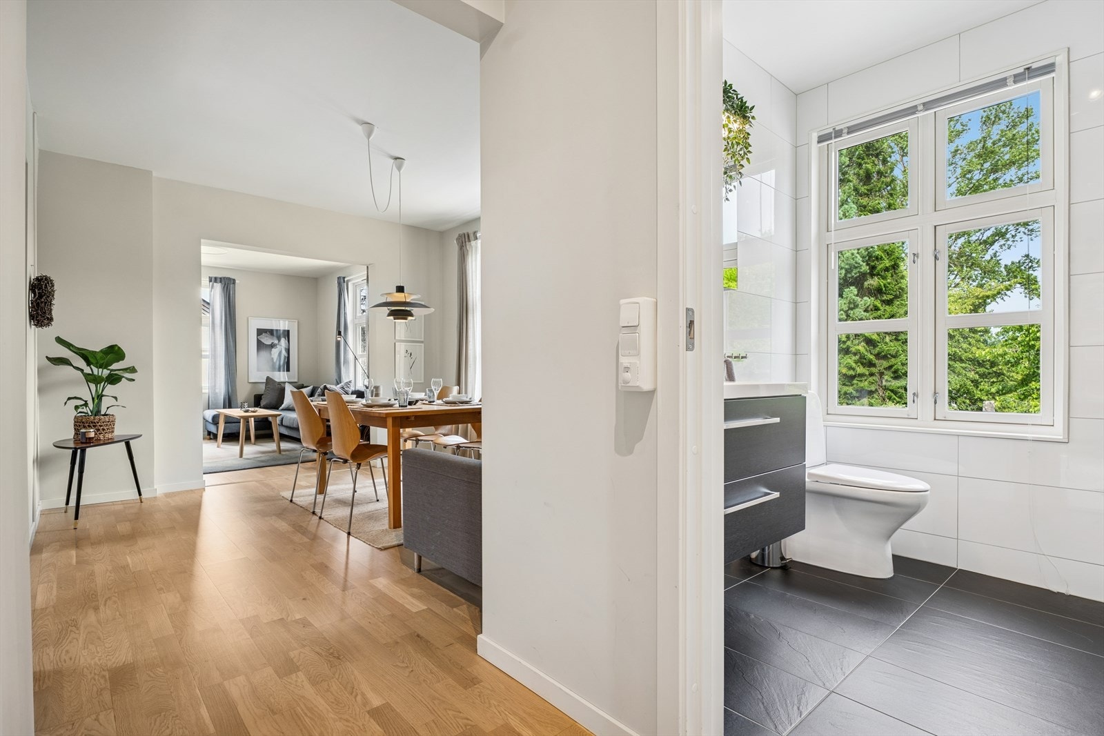 Badet fremstår som stilrent og praktisk, med flislagte vegger og gulv med behagelige varmekabler. Galleribilde