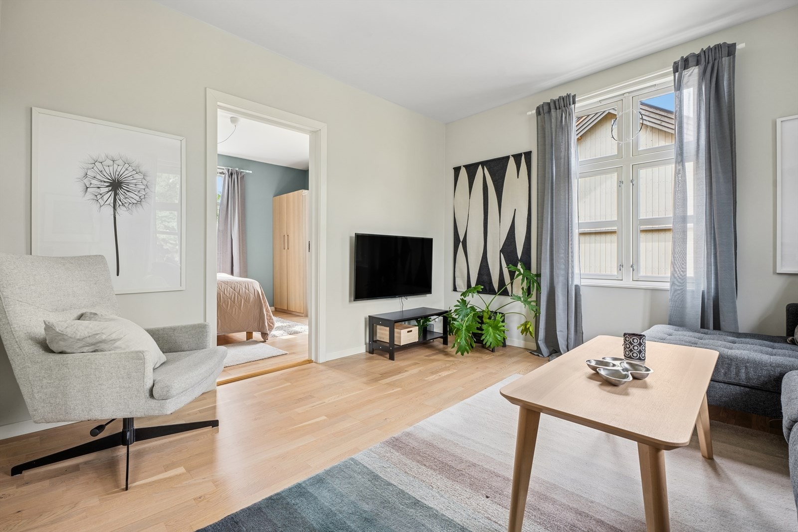 Stuen har en behagelig og åpen atmosfære med god plass til sofagruppe og sosialt samvær. Her kan du enkelt invitere venner og familie til hyggelige kvelder. Galleribilde