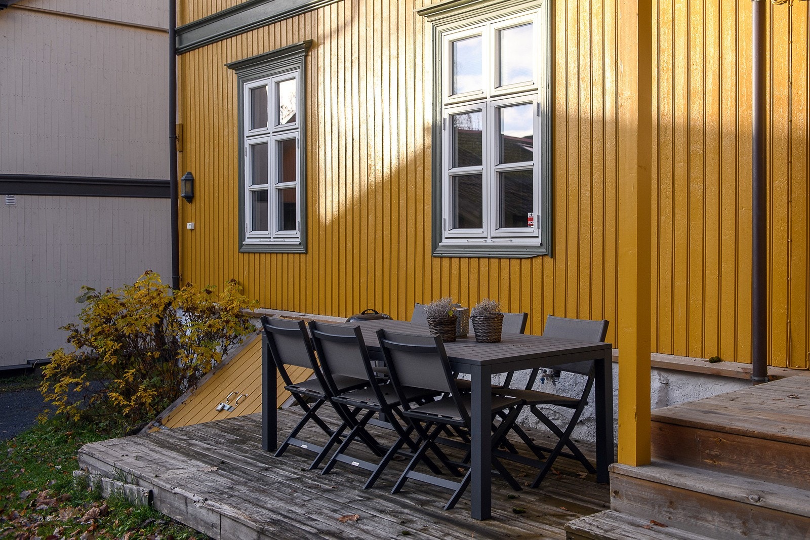 Ved inngangspartiet er det en terrasse med gode solforhold - perfekt for avslapning, kaffekos eller sosiale stunder i hyggelige omgivelser. Galleribilde