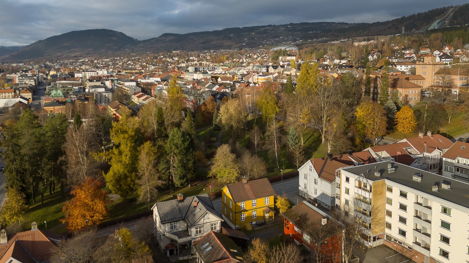 Leiligheten ligger rett sør for Lillehammers gågate, med enkel tilgang til byens brede utvalg av servicetilbud, butikker og kaféer. Galleribilde