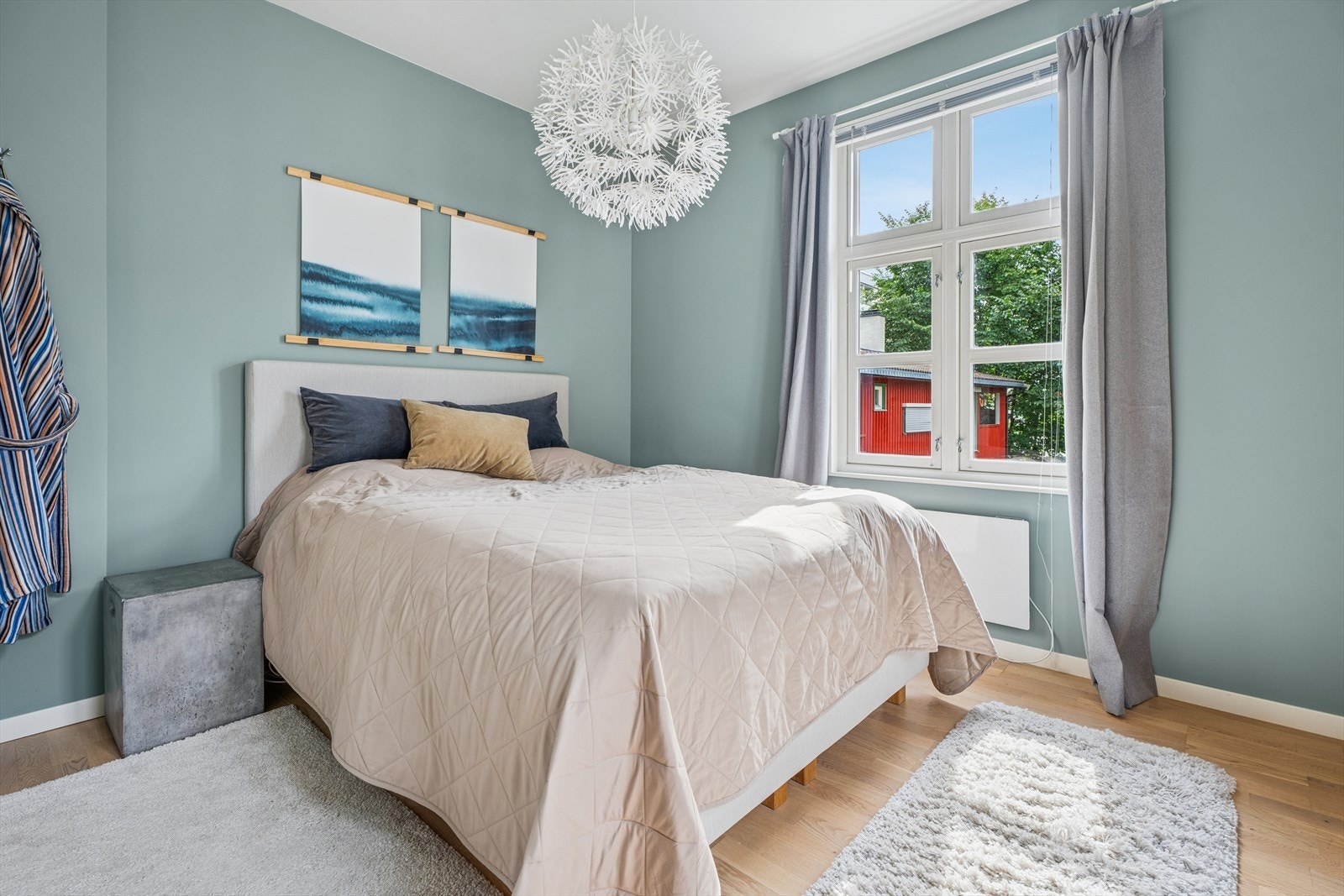 De store vinduene slipper inn rikelig med dagslys og gir flott utsyn mot naturen - noe som skaper en rolig og behagelig atmosfære. Galleribilde