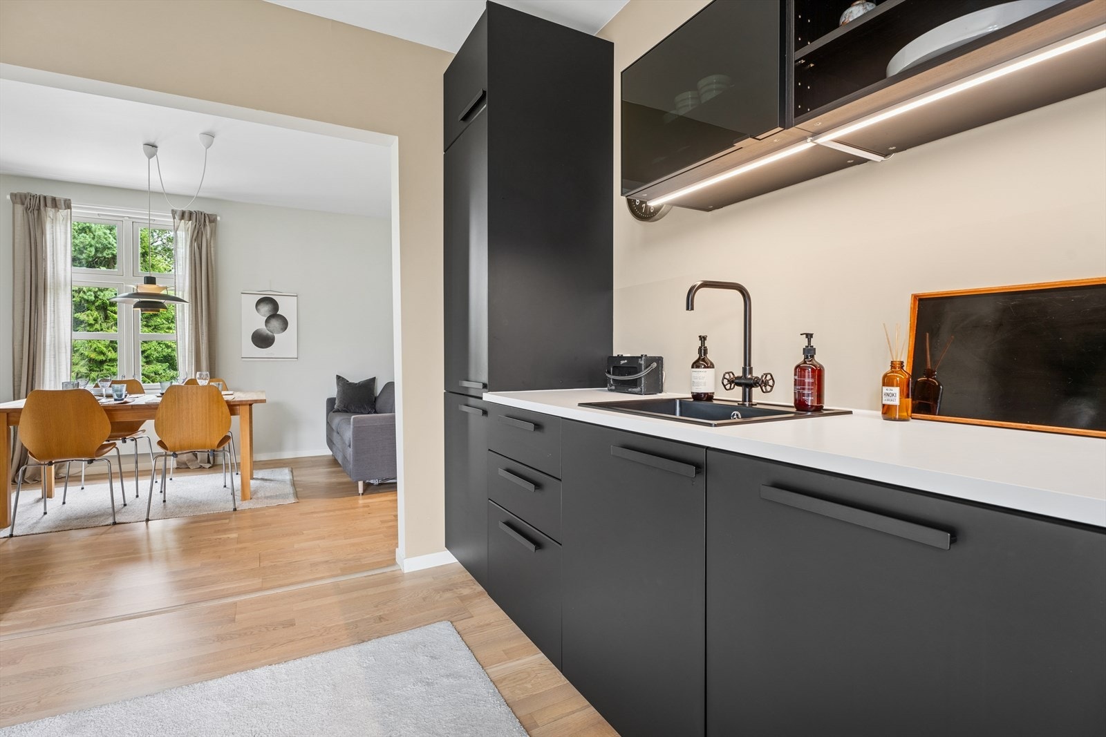 Kjøkkenet fremstår som moderne og pent, med god plass til både matlaging og hyggelige måltider. Galleribilde