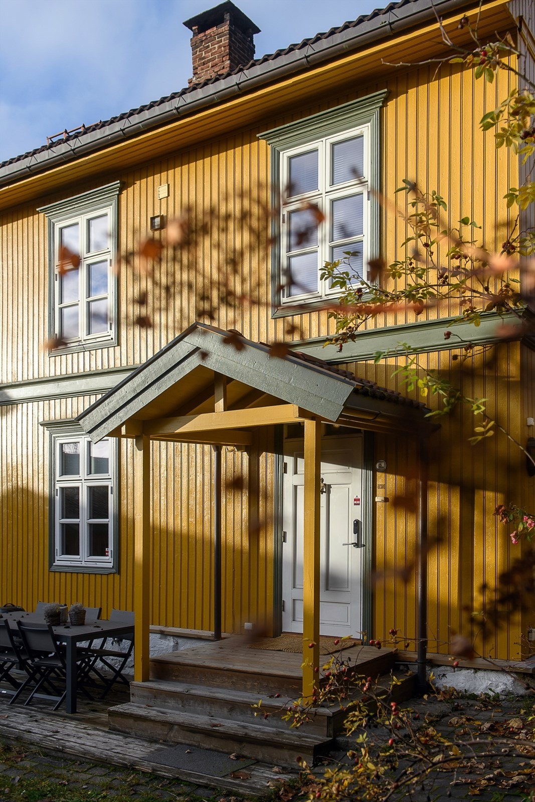 Boligen har inngangsparti med overbygg som gir ly for vær og vind, og skaper en lun velkomst. Det er montert kodelås til både felles inngang og inngang til leiligheten. Galleribilde