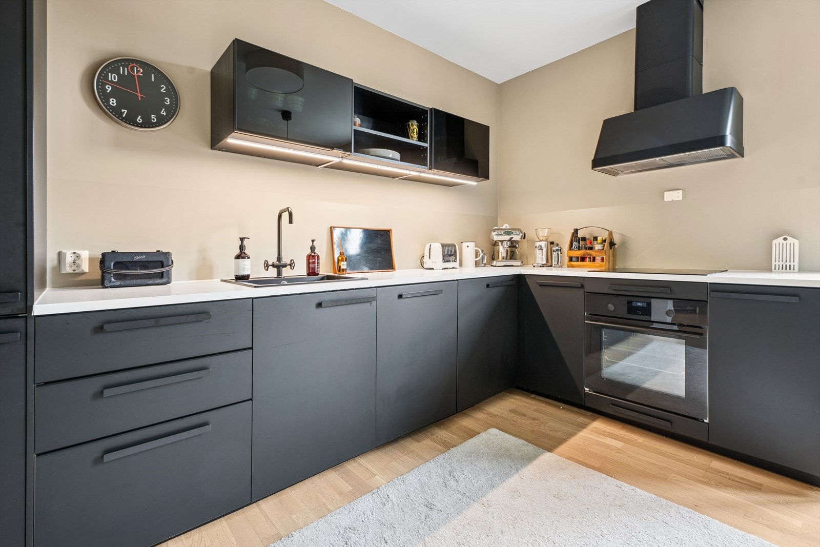 Elektrisk avtrekksvifte over platetoppen sørger for god ventilasjon og et behagelig inneklima. Galleribilde