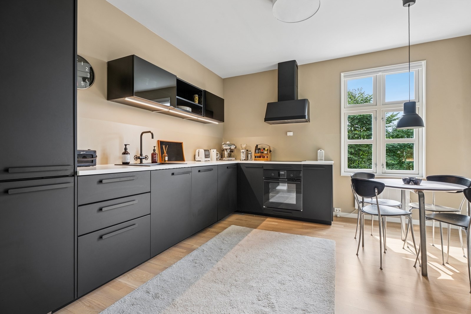 Et stort vindu gir godt lysinnslipp og utsyn, og skaper en lys og trivelig atmosfære. Galleribilde