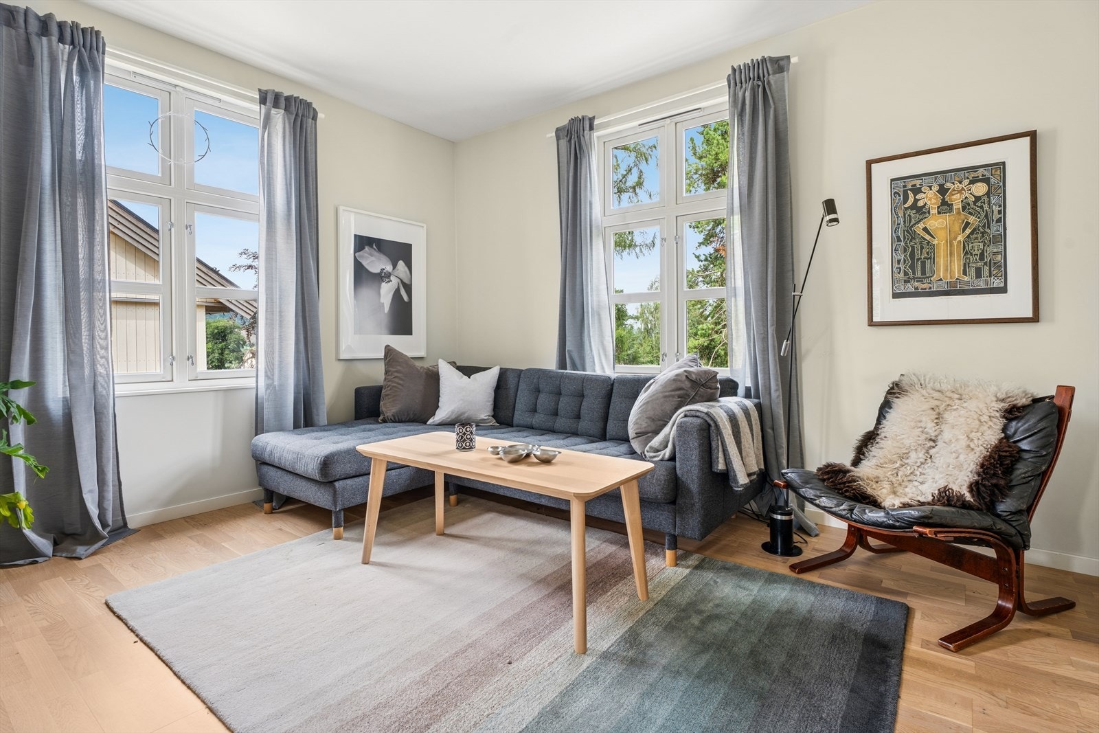 Store, klassiske vinduer slipper inn rikelig med dagslys og gir flott utsyn mot den vakre naturen utenfor, noe som skaper en lun og innbydende stemning. Galleribilde