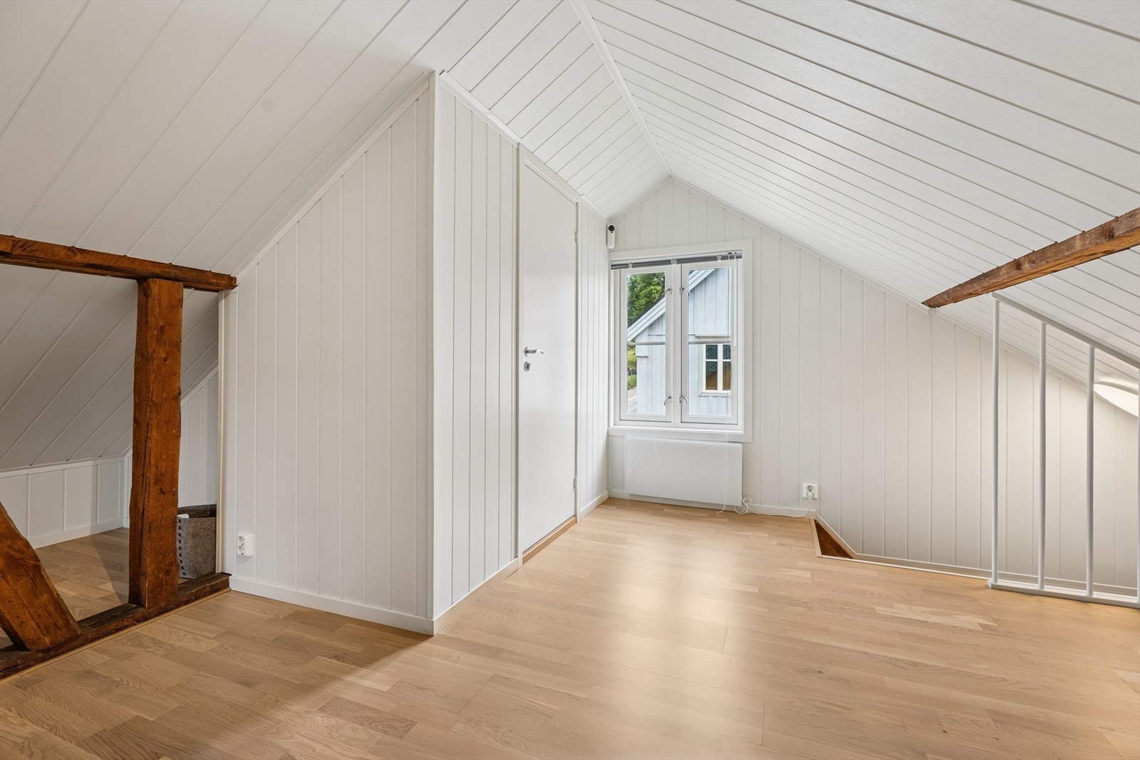 Adkomst til loftet skjer via trapp fra entréen, og her finner du både et romslig loftsrom og et teknisk rom. Galleribilde