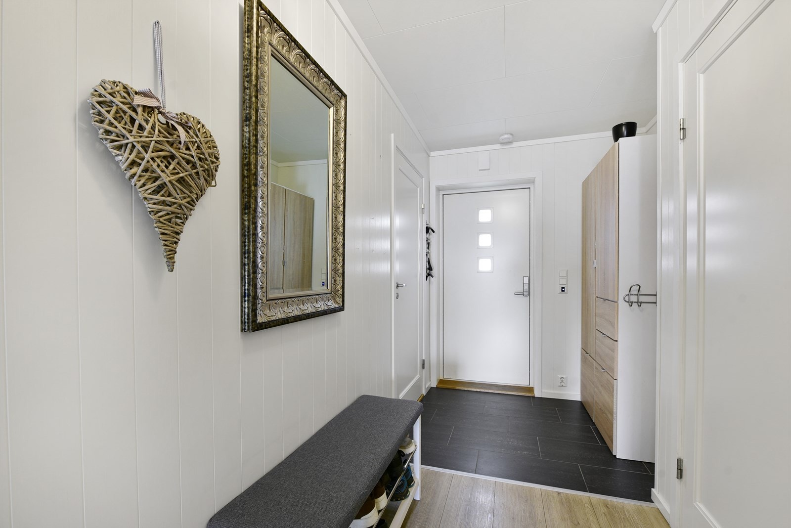 Velkommen inn - flislagt enté Galleribilde