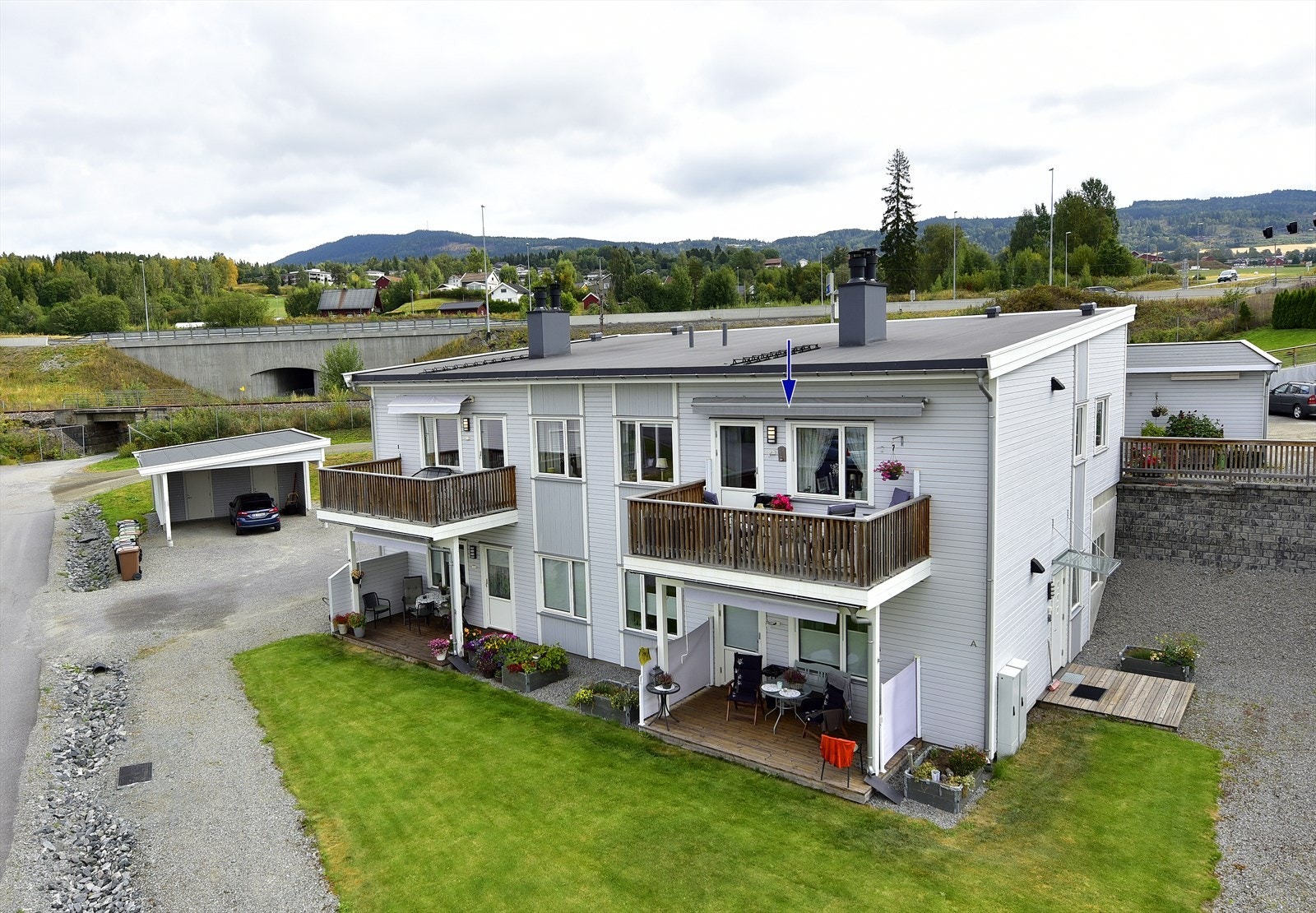 Leiligheten ligger i 2. etasje i 4-mannsbolig - bygget er bygd inn i terrenget slik at det er inngang fra bakkeplan på baksiden Galleribilde