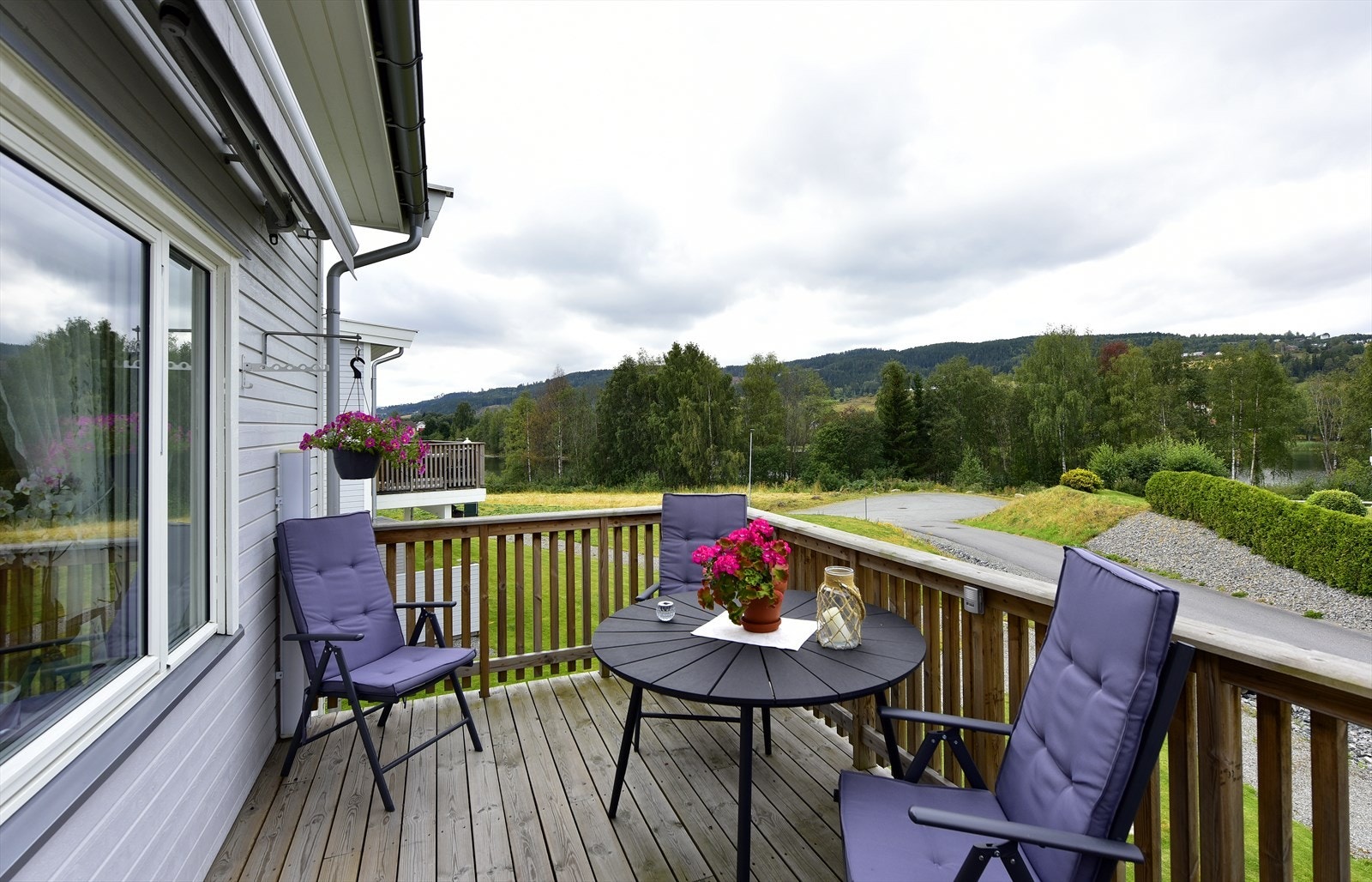 Fin og solrik veranda på vestsiden med utsikt mot Jarenvannet Galleribilde