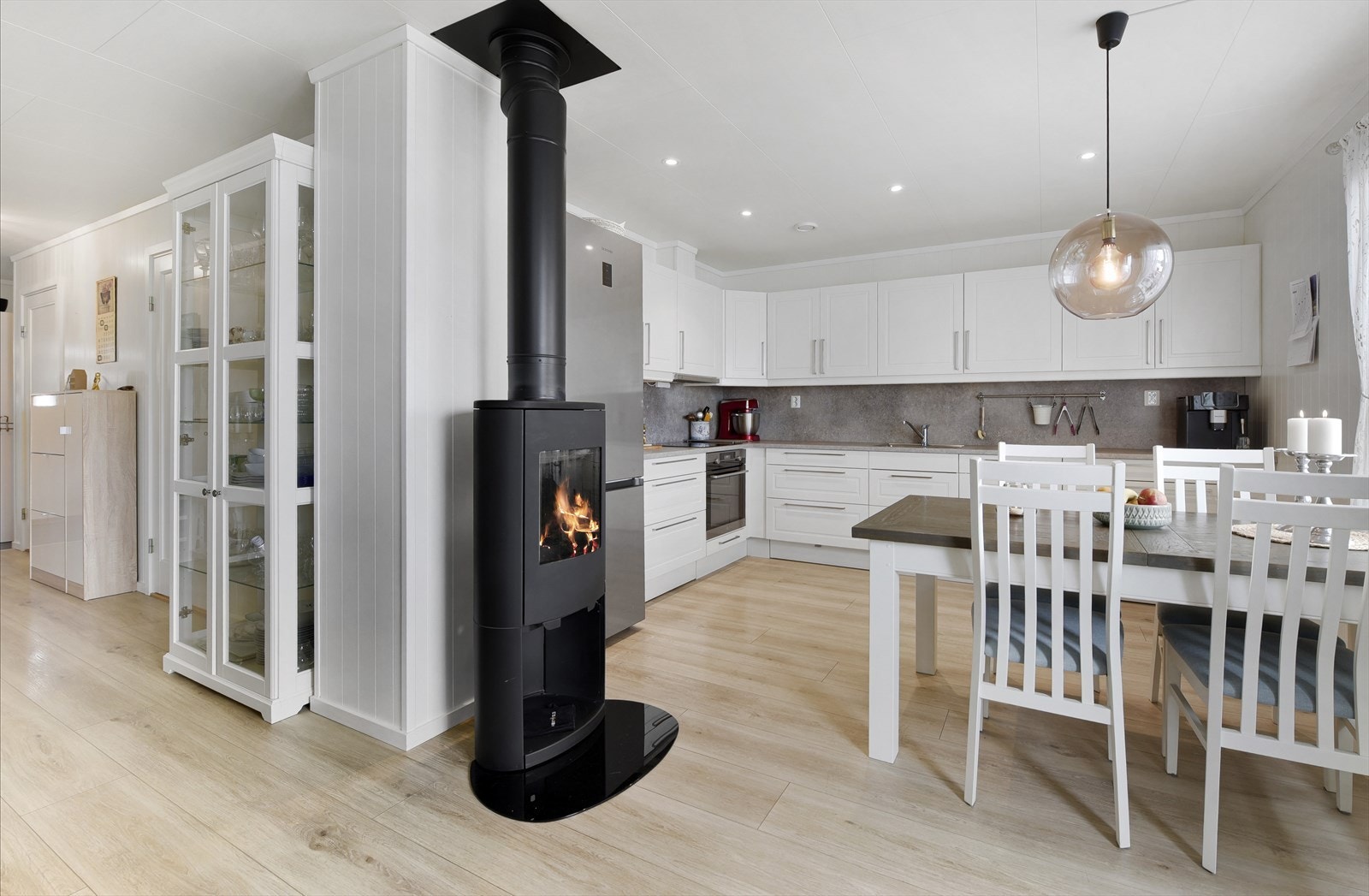 Kjøkkenet har innredning i vinkel med profilert innredning Galleribilde