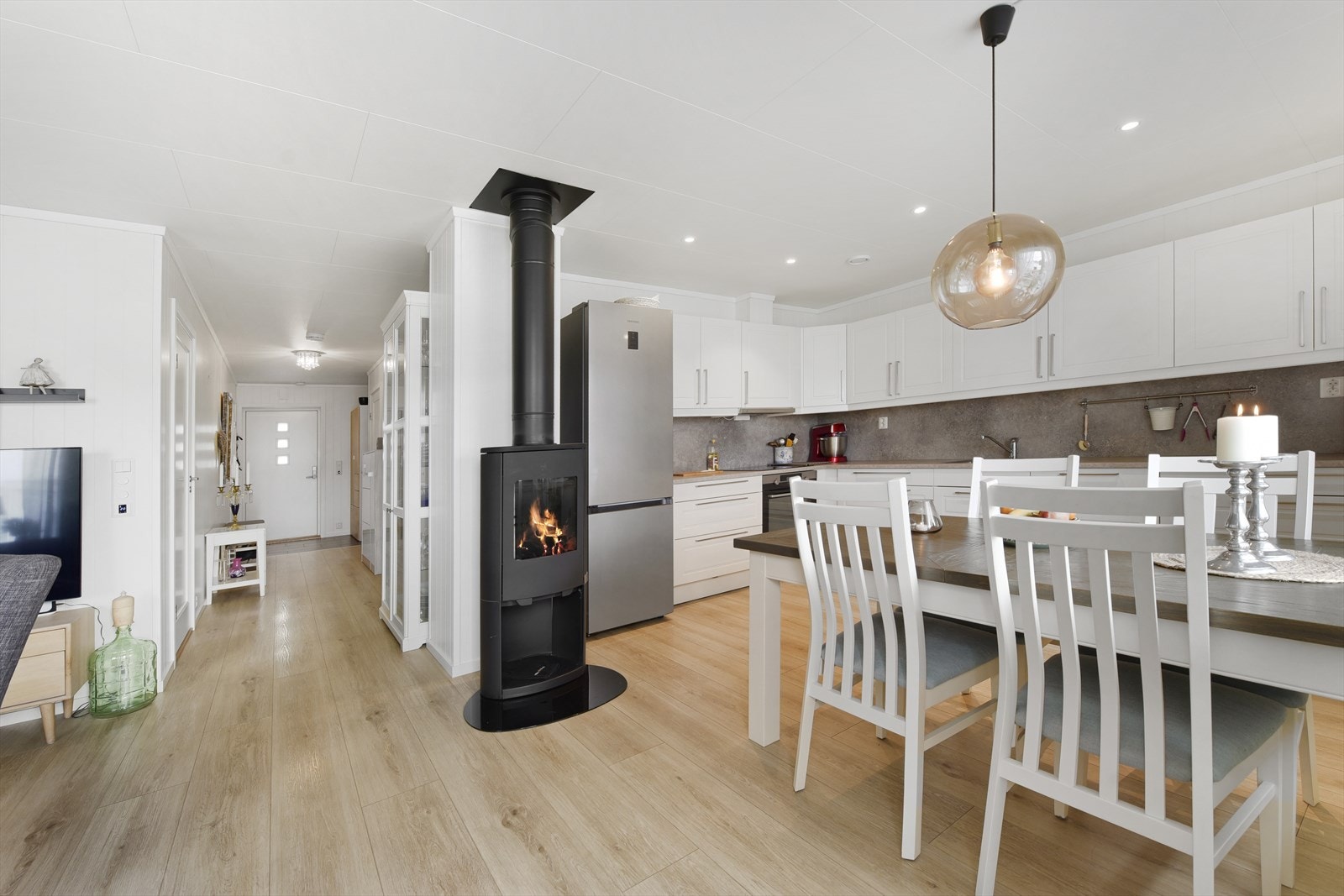 Det er vedovn mellom kjøkken/stue Galleribilde