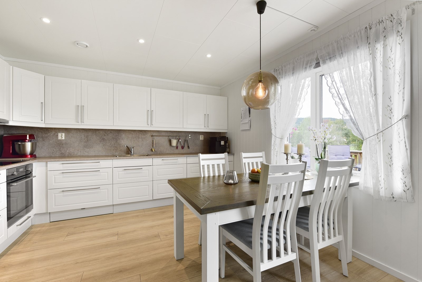 Plass til spisebord på kjøkkenet Galleribilde