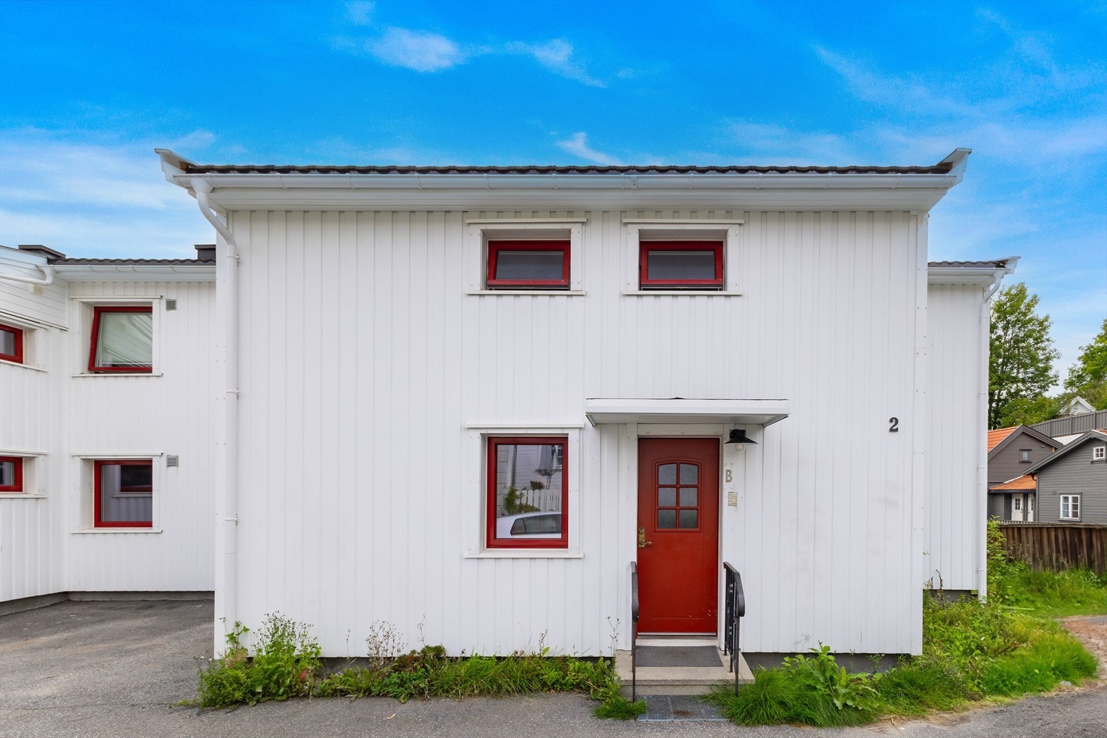 Det er 300 m til Brattliparken og ca. 800 m til "Dammene" og Fredrikstadmarka. Det er gang- og sykkelavstand (under 1 km) til både sentrum og på Christianslund, med alle sine fasiliteter. Kiwi Frydenberg er også ca. 500 m unna. Galleribilde