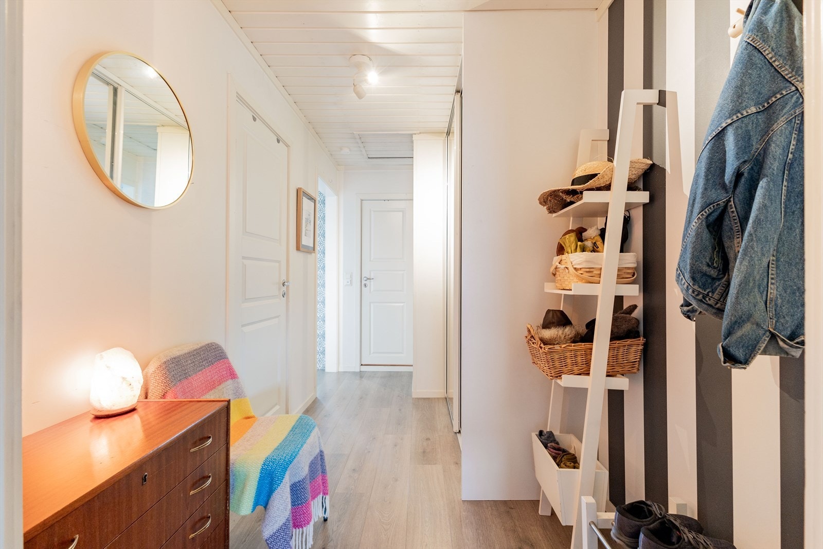 Leiligheten ligger i 2. etasje. I entréen er det god plass til oppbevaring av yttertøy og sko i skyvedørsgarderobe med speilfronter. Det er også plass til øvrige oppbevaringsmøblering i entréen. Galleribilde